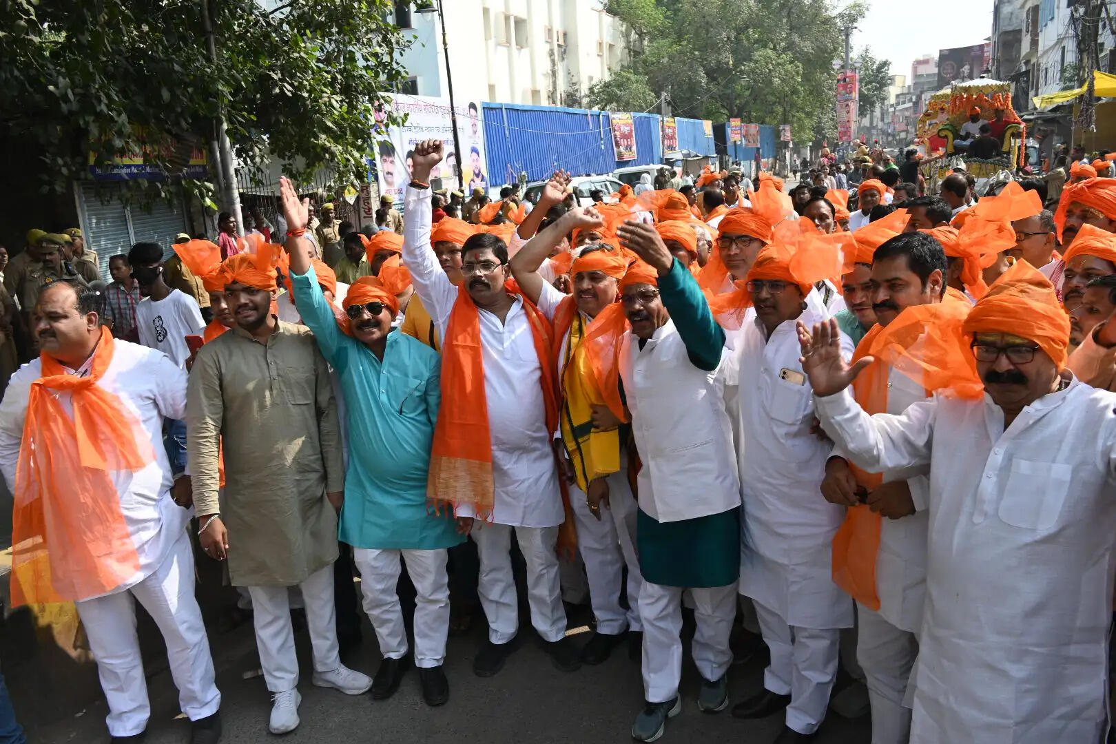 काशी में निकली 8 किमी लंबी गोवर्धन पूजा शोभायात्रा, मथुरा, वृंदावन की झांकियों ने मोहा मन