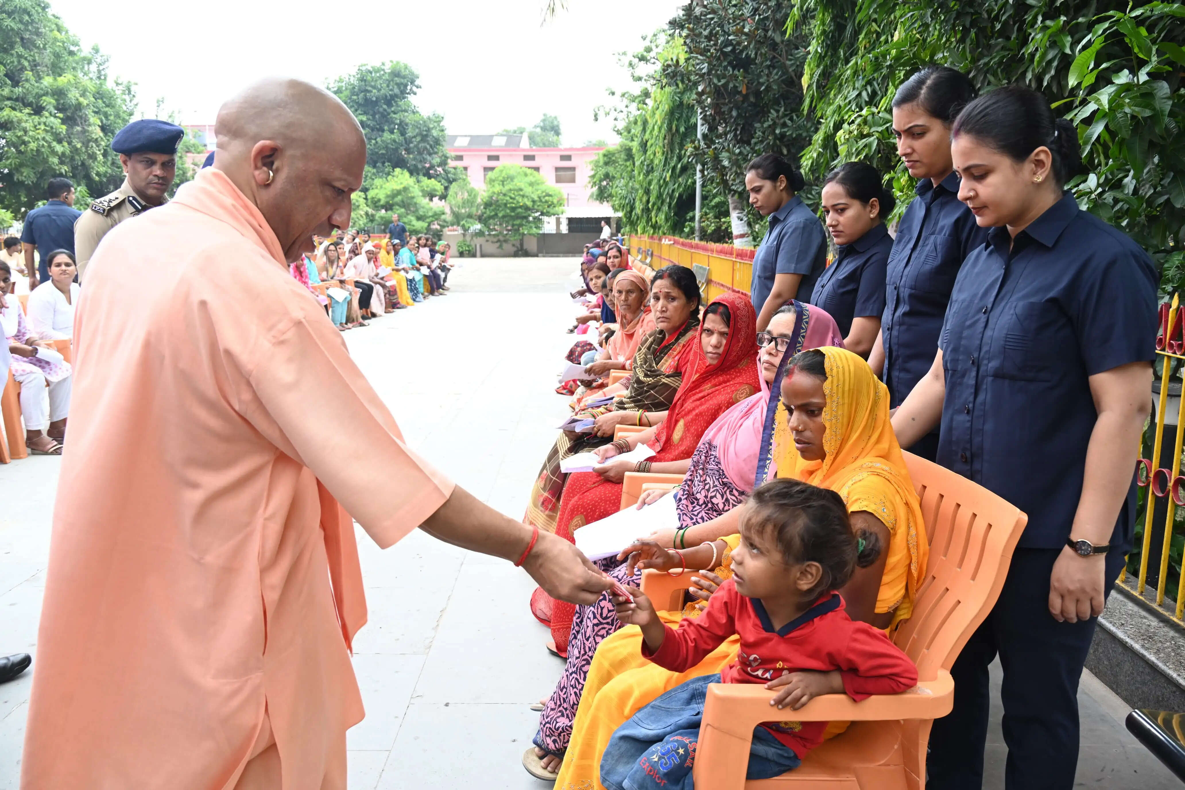 घबराइए मत, कराएंगे हर समस्या का समाधान: सीएम योगी