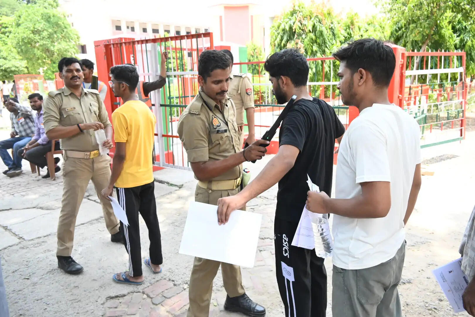 वाराणसी की हर महत्वपूर्ण खबर पढ़ने के लिए अभी फॉलो करें Live VNS का ऑफिशियल वाट्सऐप पेज 👇👇 https://whatsapp.com/channel/0029VaAPWex65yD2LWG35A25 Live VNS - भरोसा 1 दशक से लाखों बनारसियों का - बनारस की बात, बनारस के साथ अपने शहर के लेकर देश-दुनिया, खेल, धर्म, आध्यात्म, राशिफल, पञ्चाङ्ग तथा फ़िल्म और व्यापार जगत की ताजा-तरीन खबरों को पढ़ने के लिए अभी डाउनलोड करें Live VNS का ऑफिशियल एंड्रॉएड ऐप। http://play.google.com/store/apps/details?id=in.livevns.app.native