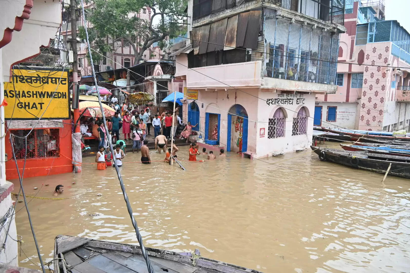 तस्वीरें में देखिये बाढ़ के हालात