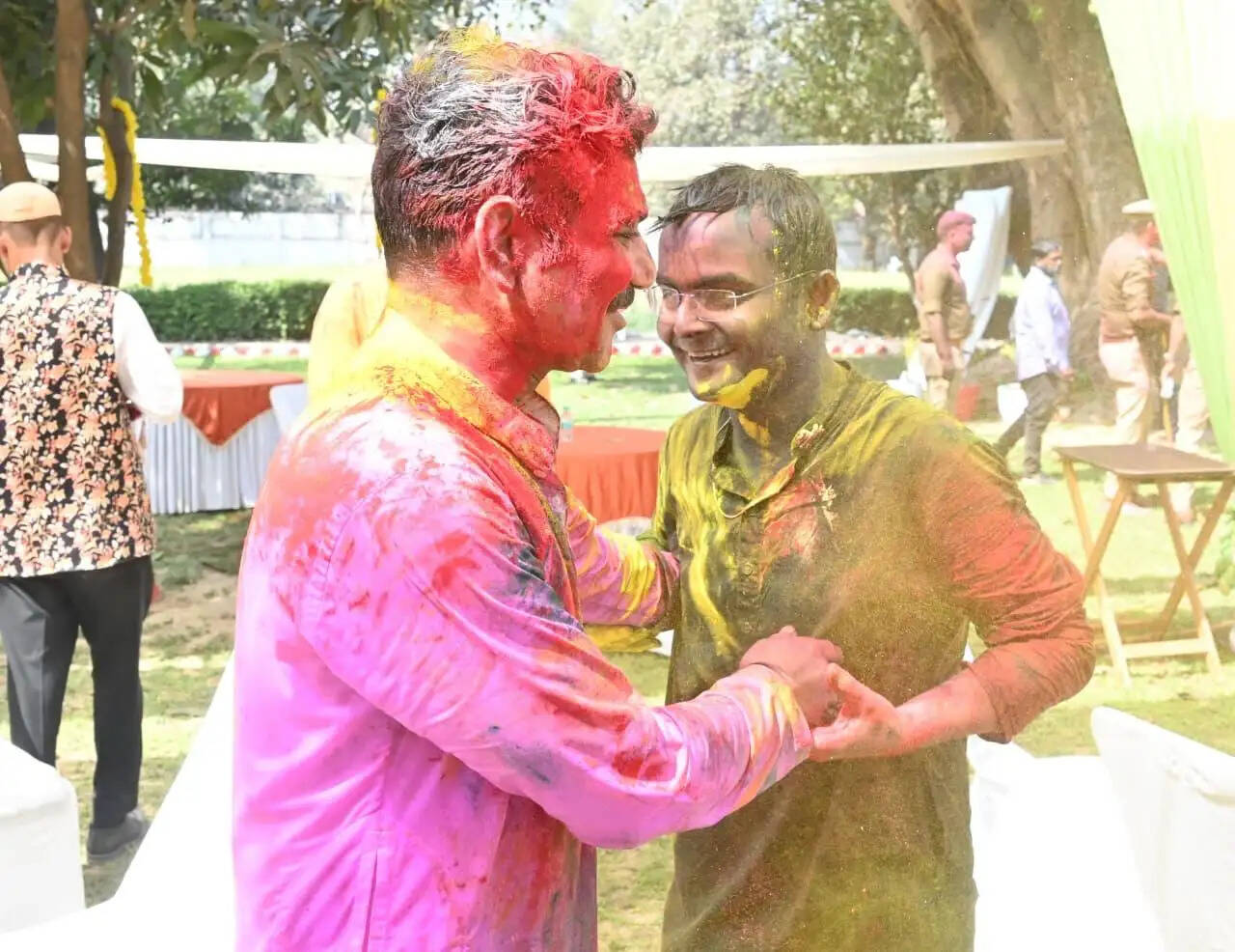 फागुन की मस्ती में डूबी काशी की गली-मुहल्लों में होली का ऐसा रंग चढ़ा कि पूरा शहर उल्लास से सराबोर नजर आया। सुबह होते ही तंग गलियों से लेकर चौक-चौराहों तक अबीर-गुलाल की उड़ती बौछारें और ढोल-मंजीरों की थाप गूंज उठी।