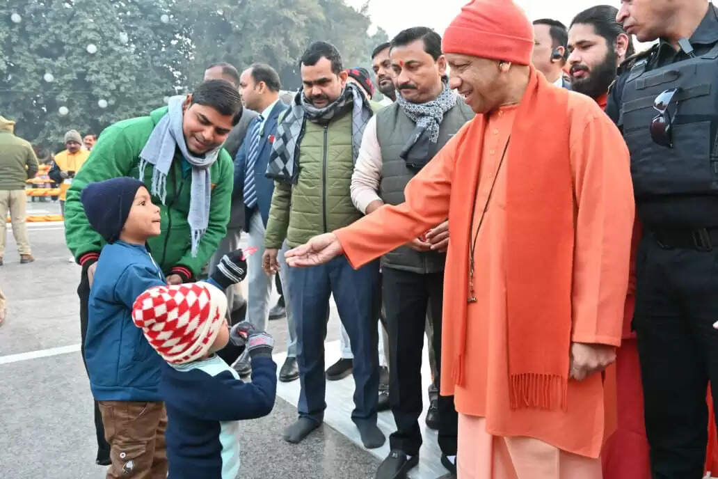 बुधवार भोर से ही बाबा गोरखनाथ को खिचड़ी चढ़ाने के लिए मंदिर में लगी श्रद्धालुओं की लंबी कतार