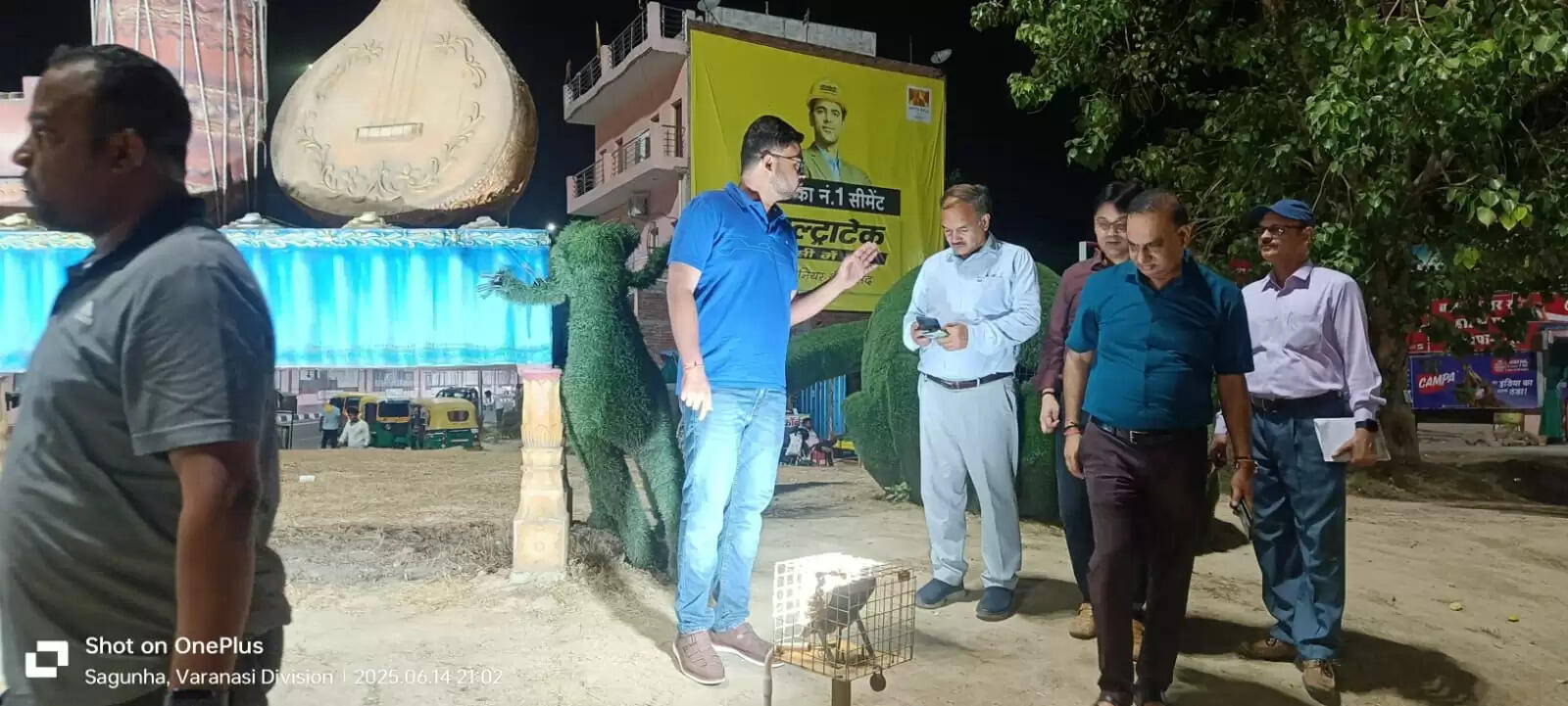 नगर आयुक्त ने बाबतपुर मार्ग का किया देर रात निरीक्षण, स्ट्रीट लाइट और पौधों की मरम्मत के दिए निर्देश