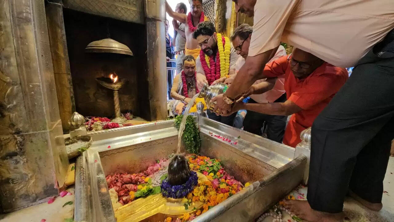 त्रिवेणी के जल से बाबा विश्वनाथ का अभिषेक, जनकल्याण और विश्वशांति की कामना