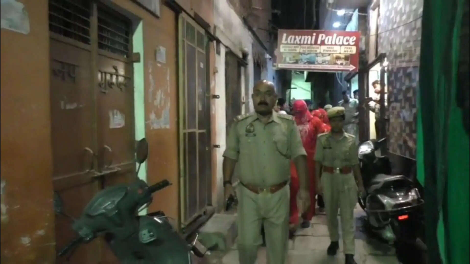 वाराणसी के होटल में सेक्स रैकेट का भंडाफोड़ | 5 युवतियां और 2 संचालक गिरफ्तार