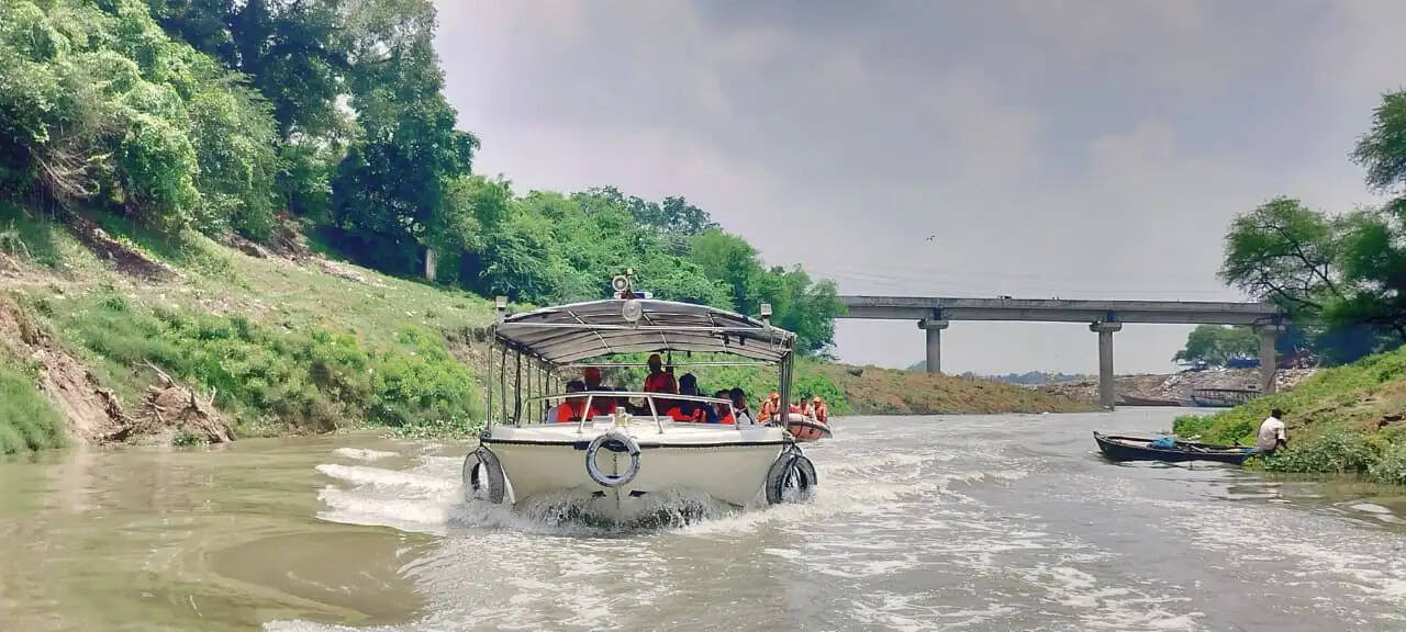 गंगा-वरुणा के बढ़ते जलस्तर पर प्रशासन अलर्ट, NDRF की नाव से बाढ़ प्रभावित इलाकों में पहुंचे डीएम