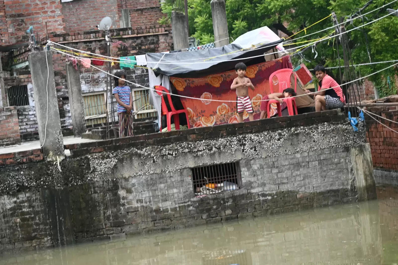 वाराणसी में बाढ़ राहत: एनडीआरएफ की टीमें सक्रिय, राहत सामग्री का वितरण जारी