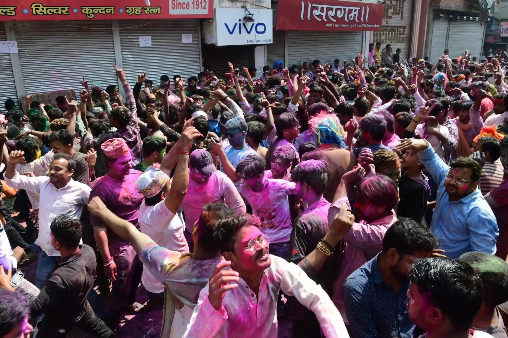 होली के रंग में रंगी काशी, जमकर उड़े रंग-गुलाल, तस्वीरों में दिखा गलियों से घाटों तक उल्सास...