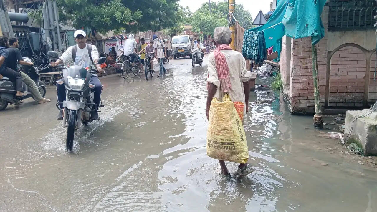 पद्मश्री चौराहे के पास कई दिनों से जलभराव, सड़क पर सीवर का पानी; दुर्गंध से राहगीर परेशान