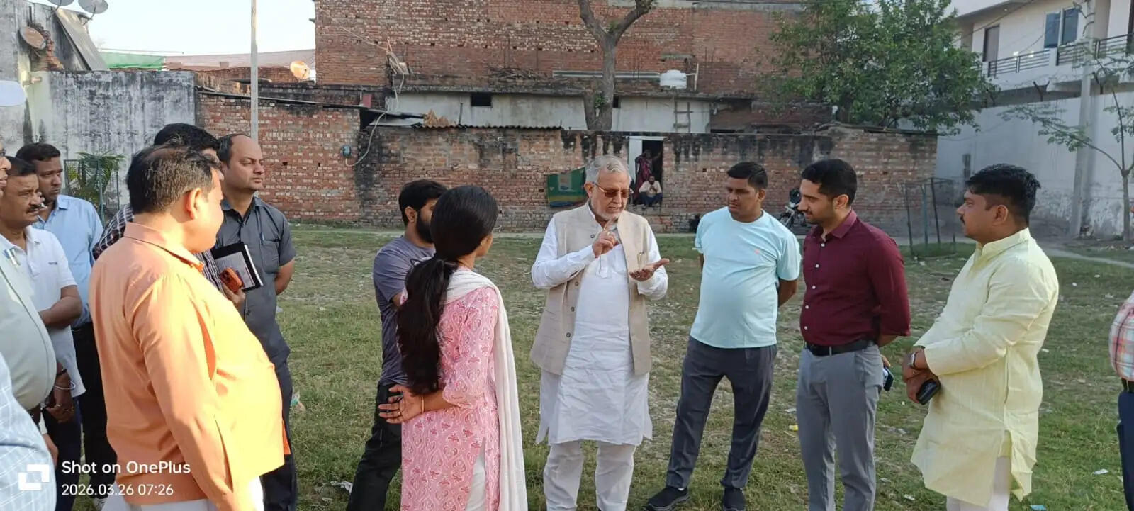 प्रदेश के वित्त एवं संसदीय कार्य मंत्री व जनपद के प्रभारी मंत्री सुरेश खन्ना ने अपने दो दिवसीय दौरे के दौरान गुरुवार को तरना वार्ड की मलिन बस्ती का स्थलीय निरीक्षण किया। इस दौरान उन्होंने क्षेत्र में मूलभूत सुविधाओं और विकास कार्यों की स्थिति का जायजा लेते हुए संबंधित अधिकारियों को आवश्यक निर्देश दिए।