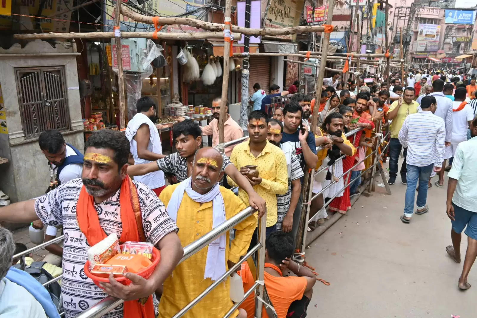 सावन के चौथे सोमवार को बाबा विश्वनाथ का होगा रुद्राक्ष श्रृंगार, रविवार को  भी लाखों भक्तों ने किये दर्शन, देर तक लगी रही लाइन