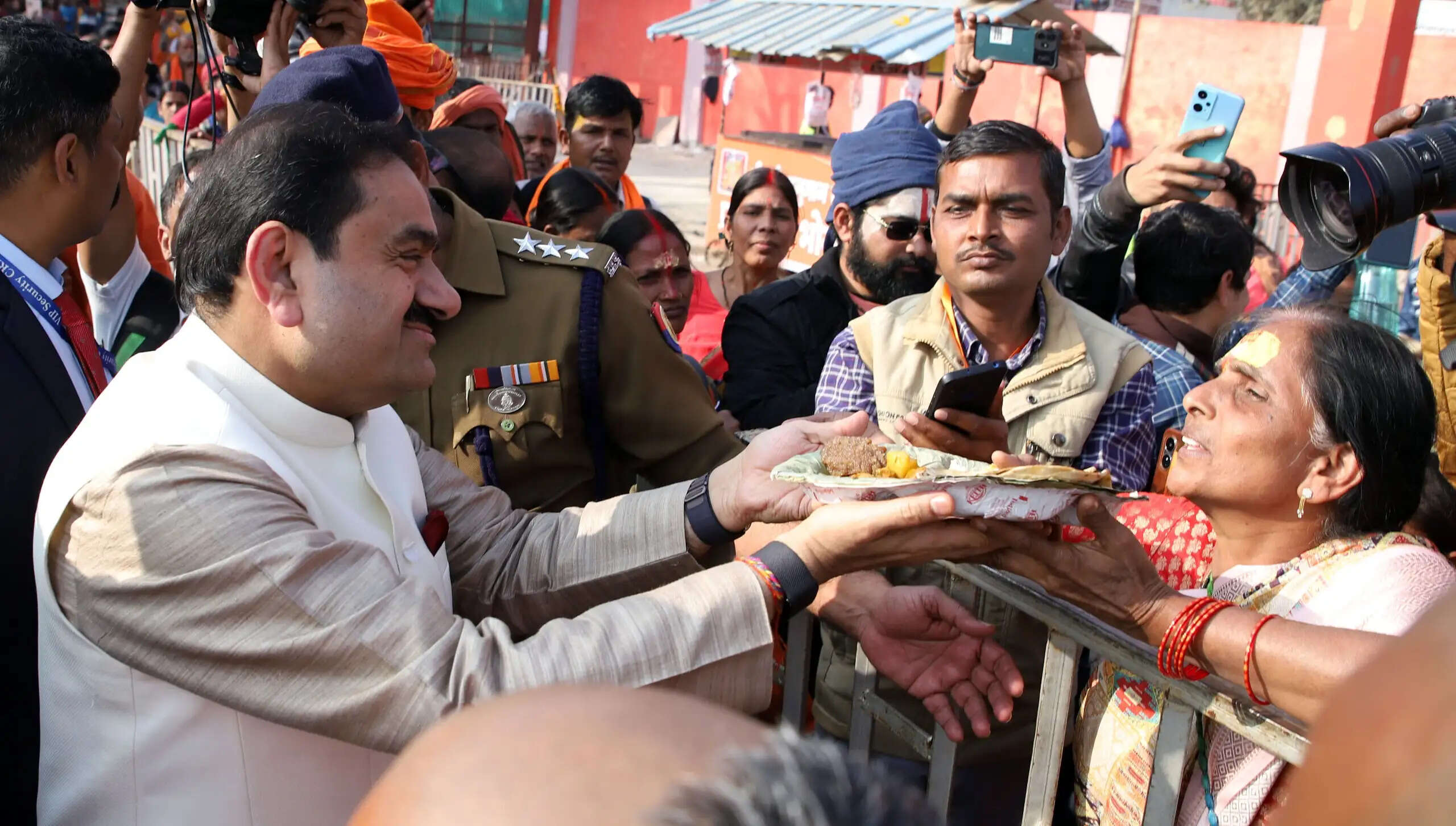 Former President Ram Nath Kovind and Dr. Kumar Vishwas took a dip in Sangam, Gautam Adani served the devotees