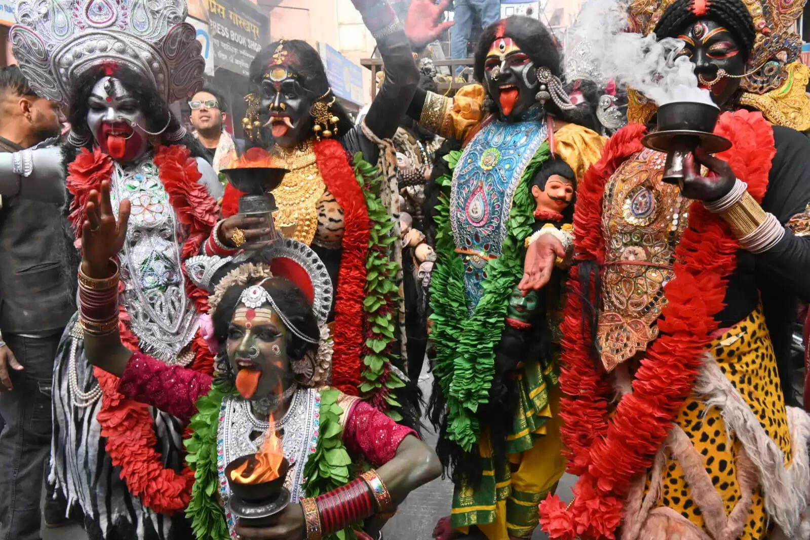 श्री काशी विश्वनाथ धाम की चौथी वर्षगांठ के अवसर पर शिव बारात समिति की ओर से शनिवार को भव्य शोभायात्रा का आयोजन किया गया। शोभायात्रा मैदागिन से प्रारंभ होकर दशाश्वमेध घाट तक निकाली गई, जिसमें शिवभक्तों की भारी भीड़ उमड़ी। डमरू-नगाड़ों की गूंज, हर-हर महादेव के जयघोष और आकर्षक झांकियों ने पूरे मार्ग को भक्तिमय वातावरण से सराबोर कर दिया।