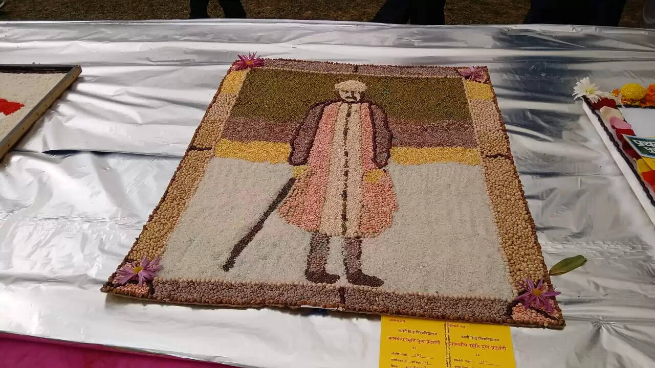  काशी हिंदू विश्वविद्यालय स्थित मालवीय भवन में गुरुवार को विश्वविद्यालय परिवार की ओर से महामना पंडित मदन मोहन मालवीय की जयंती के अवसर पर तीन दिवसीय भव्य पुष्प प्रदर्शनी का शुभारंभ हुआ। यह प्रदर्शनी न केवल बीएचयू की समृद्ध शैक्षणिक और सांस्कृतिक परंपरा को दर्शाती है, बल्कि विज्ञान, प्रकृति और आध्यात्मिकता के सुंदर समन्वय का भी जीवंत उदाहरण प्रस्तुत कर रही है।