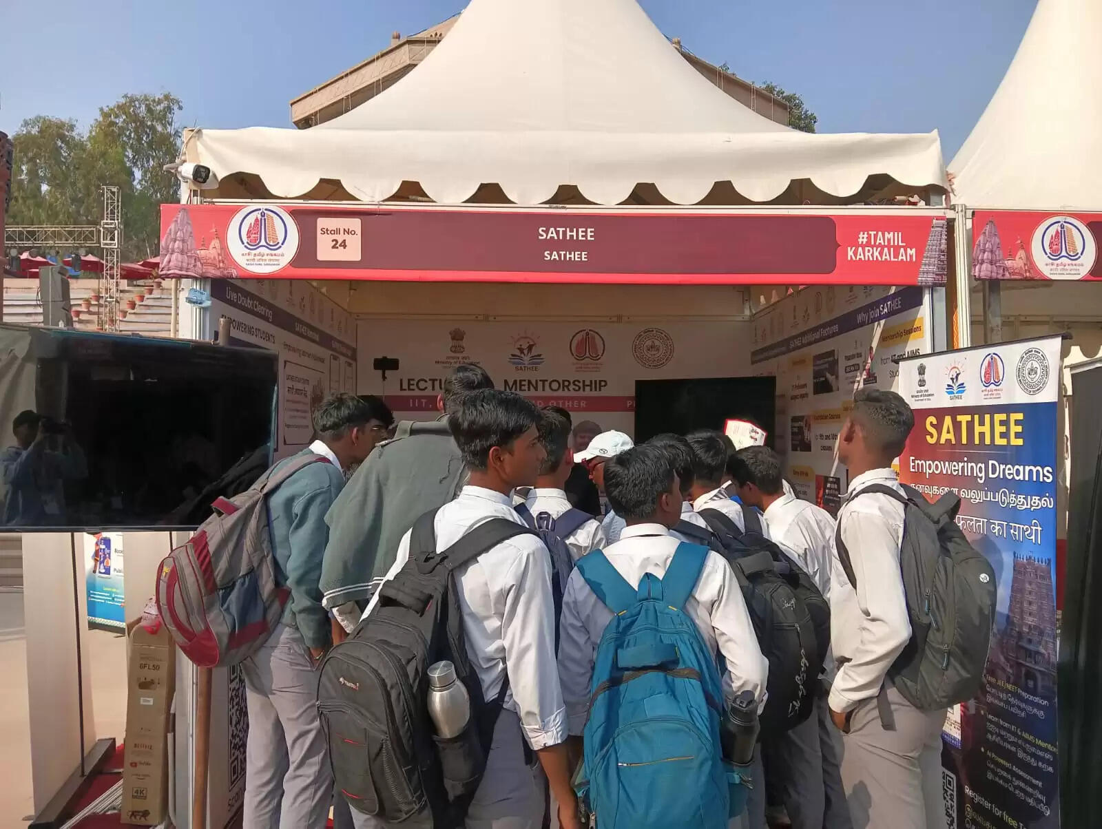 काशी तमिल संगमम् 4.0 के दौरान नमो घाट पर लगे स्टॉल संख्या 24 पर स्थापित साथी (SATHEE) केंद्र विद्यार्थियों के लिए खास आकर्षण का केंद्र बना रहा। साथी की शुरुआत वर्ष 2023 में शिक्षा मंत्रालय और आईआईटी कानपुर द्वारा संयुक्त रूप से की गई थी। इसका उद्देश्य देशभर के छात्रों को पूरी तरह निःशुल्क और गुणवत्तापूर्ण प्रतियोगी परीक्षा मार्गदर्शन उपलब्ध कराना है।