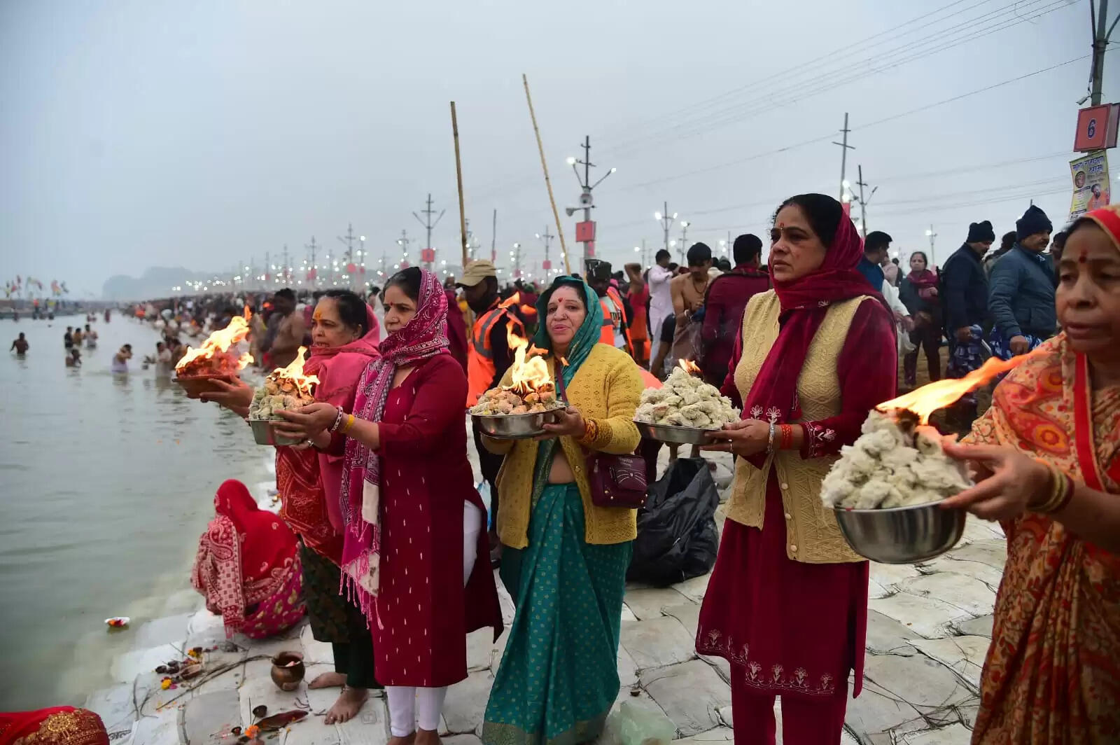 &nbsp;कड़ाके की ठंड के बाद भी संगम में उमड़ा आस्था का सैलाब, प्रथम स्नान पर्व पर 31 लाख से अधिक ने किया पुण्य स्नान