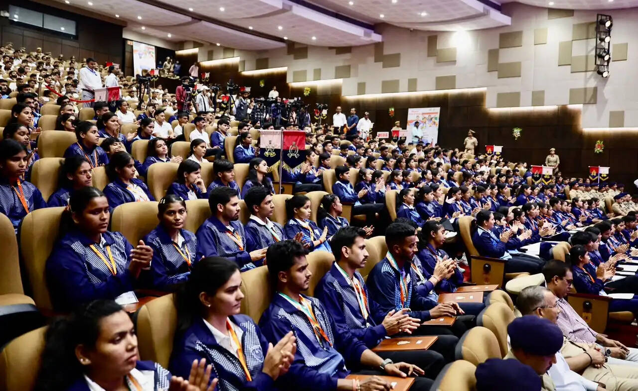 ‘प्रदेश डुबाओ एलायंस’ में सैफई या सिफारिश से मिलती थी नौकरी, एनडीए का मतलब ‘नौकरी देंगे एलायंस’: सीएम योगी मुख्यमंत्री योगी आदित्यनाथ ने उत्तर प्रदेश पुलिस में कुशल खिलाड़ी कोटे के अंतर्गत चयनित 470 खेल प्रतिभाओं को नियुक्ति पत्र वितरित किए सीएम ने कहा- अब नियुक्तियों पर किसी परिवार का कब्जा नहीं, सिर्फ पसीने और प्रतिभा का अधिकार सपा का युवाओं को नौकरी देने की बात करना जैसे मगरमच्छ शांति का उपदेश दे रहा हो: मुख्यमंत्री नियुक्ति पत्र न सरकार की कृपा और न मुख्यमंत्री की अनुकंपा, यह खिलाड़ियों के पसीने और परिश्रम की कीमत: सीएम हर खिलाड़ी को नशे के खिलाफ अभियान का हिस्सा बनना चाहिए: मुख्यमंत्री सीएम की युवाओं को सीख- रील में लाइक्स मिलते हैं और खेल के मैदान में मिलती है लाइफ समाजवादी पार्टी ने 10 लाख गुंडे पाले थे, हमने 10 लाख युवाओं को दी सरकारी नौकरी: मुख्यमंत्री योगी मर्डर और मेडल में अंतर है, एक पहचान दिलाता है और दूसरा पहचान डुबोता है: सीएम योगी युवाओं को शराब और सपा से सावधान रहना चाहिए, दोनों ने प्रदेश को बर्बाद किया था: मुख्यमंत्री आपका प्रमोशन कोई टाल नहीं सकता, और जो टालेगा तो फिर हम उसको ही टाल देंगे: सीएम लखनऊ, 08 अक्टूबर। मुख्यमंत्री योगी आदित्यनाथ ने गुरुवार को लोक भवन सभागार में उत्तर प्रदेश पुलिस में कुशल खिलाड़ी कोटे के अंतर्गत चयनित 470 खेल प्रतिभाओं को नियुक्ति पत्र वितरित किए। इस दौरान मुख्यमंत्री ने खिलाड़ियों की उपलब्धियों, खेलों के प्रति सरकार की प्रतिबद्धता और पारदर्शी भर्ती प्रक्रिया का उल्लेख करते हुए समाजवादी पार्टी पर तीखा हमला बोला। उन्होंने कहा कि पहले प्रदेश में युवाओं की नौकरी पर एक परिवार का कब्जा था और नौकरी पाने के लिए ‘सैफई या सिफारिश’ की जरूरत पड़ती थी, जबकि आज नियुक्ति में न किसी की सिफारिश चलती है और न पैसा। आज सिर्फ खिलाड़ी की प्रतिभा, परिश्रम और पसीने की कीमत मिल रही है। “पहले प्रदेश डुबाओ एलायंस’’ था और अब एनडीए की सरकार है। एनडीए का मतलब है- “नौकरी देंगे एलायंस।” अब नौकरी पर केवल पसीने और प्रतिभा का कब्जा है। जिन खिलाड़ियों ने अपने परिश्रम से अपनी प्रतिभा साबित की, उन्हें उसी आधार पर नियुक्ति मिल रही है। ‘सैफई या सिफारिश’ का दौर खत्म मुख्यमंत्री ने कहा कि पहले प्रदेश में युवाओं के सामने पहचान का संकट था और उनकी नौकरियों पर डकैती डाली जाती थी। खिलाड़ी मैदान में पसीना बहाता था। उसके पास सिफारिश कराने का समय नहीं था। इसी कारण उसे नौकरी नहीं मिल पाती थी। वर्ष 2017 से पहले समाजवादी पार्टी की सरकार के समय बड़ी संख्या में अराजक तत्वों को संरक्षण मिला। सपा ने प्रदेश में 10 लाख गुंडे पाले थे। वे बेटियों की सुरक्षा के लिए खतरा बनते थे। दंगे-अराजकता फैलाते, गरीबों की जमीनों पर कब्जा करते थे। इसके विपरीत हमारी सरकार ने 10 लाख नौजवानों को सरकारी नौकरी देकर उत्तर प्रदेश को नई पहचान देने का काम किया है। सपा की बातें मगरमच्छ के शांति उपदेश जैसी सीएम ने कहा कि जब समाजवादी पार्टी युवाओं की नियुक्ति की बात करती है तो हंसी आती है। लगता है जैसे कोई पानी में तैरता मगरमच्छ शांति का उपदेश दे रहा हो। ऐसे मगरमच्छों से सावधान रहना होगा। आप खूब खेलिए, खूब पसीना बहाइए, नए रिकॉर्ड बनाइए। नौकरी की चिंता मत करिए, हमने ऐसी पॉलिसी बना दी है कि नौकरी आपको जरूर मिलेगी। कोई भी आपका प्रमोशन नहीं टाल सकता और ऐसा करेगा तो हम उसको ही टाल देंगे। शराब और सपा से सावधान रहें युवा मुख्यमंत्री ने कहा कि युवाओं को शराब व सपा से सावधान रहना चाहिए। ये दोनों एक-दूसरे के पूरक हैं, दोनों ने प्रदेश को बर्बाद किया था। सरकार की खेल नीति का उद्देश्य अच्छे खिलाड़ियों को आगे बढ़ाना और उन्हें सम्मान व अवसर देना है। 2017 से पहले उत्तर प्रदेश में खनन, भर्ती, रिवर फ्रंट समेत विभिन्न घोटालों की चर्चा होती थी, जबकि आज प्रदेश में मेरठ में स्पोर्ट्स यूनिवर्सिटी, हर कमिश्नरी में स्पोर्ट्स कॉलेज और सेंटर ऑफ एक्सीलेंस, वन डिस्ट्रिक्ट-वन प्रोडक्ट, वन डिस्ट्रिक्ट-वन मेडिकल कॉलेज और खिलाड़ियों के मेडल्स की चर्चा होती है। प्रधानमंत्री नरेन्द्र मोदी जी के नेतृत्व में भारतीय जनता पार्टी ने केवल चुनाव जीतने के रिकॉर्ड नहीं बनाए, बल्कि मेडल जीतने के रिकॉर्ड भी बनाए हैं। एशियन गेम्स में भारतीय खिलाड़ियों द्वारा 107 मेडल जीतने का उल्लेख करते हुए उन्होंने इसे अब तक का सर्वोच्च रिकॉर्ड बताया और खिलाड़ियों से नए रिकॉर्ड बनाने का आह्वान किया। ‘मर्डर से मेडल तक बदली यूपी की पहचान’ सीएम ने कहा कि प्रधानमंत्री जी खिलाड़ियों के साथ व्यक्तिगत संवाद करते हैं, उनकी सुविधाओं पर ध्यान देते हैं और दुनिया में अच्छा प्रदर्शन करने वाले खिलाड़ियों को फोन करके प्रोत्साहित करते हैं। कभी भारत की पहचान राष्ट्रमंडल खेलों के घोटालों से होती थी, लेकिन आज भारत के खिलाड़ी देश के लिए मेडल्स लेकर लौट रहे हैं। इसी तरह पहले प्रदेश की पहचान अपराध और अराजकता से जुड़ी खबरों से होती थी, लेकिन आज यूपी की पहचान उसके कुशल खिलाड़ियों के मेडल्स से हो रही है। मर्डर और मेडल में अंतर है- एक पहचान दिलाता है और दूसरा पहचान डुबोता है। जर्सी से वर्दी की यात्रा में भी वही अनुशासन चाहिए मुख्यमंत्री ने नियुक्ति पत्र प्राप्त करने वाले खिलाड़ियों से कहा कि आज उनकी ‘जर्सी से वर्दी’ की यात्रा शुरू हुई है। जर्सी में उन्होंने जिस अनुशासन, टीम वर्क, परिश्रम और समर्पण के साथ परिणाम दिए हैं, वर्दी में भी उनसे वही अपेक्षा है। नवनियुक्त 470 खिलाड़ियों में 303 पुरुष और 167 महिलाएं शामिल हैं। आरक्षी नागरिक पुलिस में 295 खिलाड़ियों का चयन हुआ है, जिनमें 148 पुरुष और 147 महिलाएं हैं। उपनिरीक्षक नागरिक पुलिस में 43 पुरुष और 20 महिलाएं हैं, जबकि आरक्षी पीएसी में 132 खिलाड़ियों का चयन हुआ है। मुख्यमंत्री ने खिलाड़ियों से पूछा कि क्या नियुक्ति प्रक्रिया के दौरान किसी ने उनसे पैसे की मांग की? क्या किसी को सिफारिश कराने की जरूरत पड़ी? आज जो नियुक्ति पत्र उन्हें मिल रहा है, वह न सरकार की कृपा है और न मुख्यमंत्री की अनुकंपा, बल्कि यह उनके पसीने और परिश्रम की कीमत है। 2017 से बदली खिलाड़ी नियुक्ति की व्यवस्था मुख्यमंत्री ने कहा कि वर्ष 2017 से पहले पुलिस अथवा किसी अन्य विभाग में खिलाड़ियों की सीधी भर्ती का कोई नियम नहीं था। उनकी सरकार ने पुलिस भर्ती की प्रक्रिया के साथ-साथ विभिन्न विभागों में खिलाड़ियों को सीधी नियुक्ति देने की व्यवस्था शुरू की। अब तक करीब 1000 खिलाड़ियों को सीधी भर्ती के माध्यम से नियुक्ति पत्र दिए जा चुके हैं। इसके साथ 1470 खिलाड़ियों को नियुक्ति पत्र देने की प्रक्रिया आगे बढ़ी है और 555 खिलाड़ियों की चयन प्रक्रिया भी प्रारंभ हो चुकी है। जीवन में जीत का जितना महत्व है, उससे कहीं अधिक महत्व हार के बाद खड़ा होना, फिर तैयारी करना, संघर्ष करना और अंततः मेडल जीतकर लौटना है। डिप्टी एसपी बनने के लक्ष्य ने दिलाया गोल्ड सीएम ने कहा कि उन्होंने एक खिलाड़ी से पूछा कि मेडल जीतने के पीछे उसकी प्रेरणा क्या थी। खिलाड़ी ने कहा कि उसने गोल्ड मेडल इसलिए जीता, क्योंकि उसका लक्ष्य उत्तर प्रदेश पुलिस में डिप्टी एसपी बनना था। जिस तरह अर्जुन का निशाना अपने लक्ष्य पर था, उसी तरह उस खिलाड़ी का लक्ष्य भी डिप्टी एसपी का पद था और उसने अपने लक्ष्य को हासिल करने के लिए देश के लिए मेडल जीता। सरकार अब तक ओलंपिक, कॉमनवेल्थ और एशियाई खेलों में मेडल जीतने वाले सात कुशल खिलाड़ियों को सीधी भर्ती से डिप्टी एसपी का पद दे चुकी है। हॉकी खिलाड़ी ललित उपाध्याय को ओलंपिक में भारत की हॉकी टीम के मेडल जीतने के बाद सरकार ने डिप्टी एसपी का पद दिया। गाजीपुर के राजकुमार पाल का परिवार बेहद गरीब था, लेकिन उनकी प्रतिभा और परिश्रम ने उन्हें ओलंपिक में मेडल तक पहुंचाया। सरकार ने उन्हें भी डिप्टी एसपी का पद दिया। खिलाड़ियों को 200 करोड़ से अधिक की प्रोत्साहन राशि मुख्यमंत्री ने कहा कि ओलंपिक और अन्य प्रतियोगिताओं में प्रदेश के लिए मेडल जीतने वाले कुशल खिलाड़ियों को सरकार ने अब तक 200 करोड़ रुपये से अधिक की प्रोत्साहन राशि उपलब्ध कराई है। एक समय उत्तर प्रदेश की स्थिति ऐसी थी कि सूर्योदय से सूर्यास्त के बीच ही जीवन सीमित था। न उससे पहले लोग सुरक्षित महसूस करते थे और न बाद में। खेल इन्फ्रास्ट्रक्चर की स्थिति भी अच्छी नहीं थी। 2017 में सरकार बनने के बाद भू-माफिया के खिलाफ अभियान चलाया गया। सरकारी, गरीबों, व्यापारियों और सार्वजनिक स्थलों की जमीनों पर किए गए अवैध कब्जों को हटाया गया। करीब 64 हजार हेक्टेयर जमीन को अवैध कब्जे से मुक्त कराया गया। आज उसी भूमि का उपयोग गांव से लेकर ब्लॉक, जनपद और प्रदेश स्तर तक खेल सुविधाओं के विकास में किया जा रहा है। प्रदेश में खेल मैदान, मिनी स्टेडियम, स्टेडियम और इंटरनेशनल स्टेडियम विकसित हो रहे हैं। हर कमिश्नरी में स्पोर्ट्स कॉलेज विकसित किए जा रहे हैं। इनमें अलग-अलग खेलों के लिए सेंटर ऑफ एक्सीलेंस बनाए जा रहे हैं, जहां अंतरराष्ट्रीय स्तर की प्रैक्टिस सुविधा, प्रशिक्षित कोच और आवश्यक टीम उपलब्ध हो। खेलो इंडिया से विधायक और ग्रामीण खेल प्रतियोगिताओं तक सीएम योगी ने कहा कि नशे के खिलाफ सबसे बड़ा ब्रांड एंबेसडर कोई बन सकता है तो वह खिलाड़ी है। खिलाड़ी से अधिक कोई नहीं समझ सकता कि नशे की कीमत व्यक्ति, परिवार और समाज को क्या चुकानी पड़ती है। हर खिलाड़ी को नशे के खिलाफ अभियान का हिस्सा बनना चाहिए। 1400 से अधिक कुशल खिलाड़ी यूपी पुलिस का हिस्सा बन चुके हैं। इन खिलाड़ियों को कोई न कोई गांव गोद दिया जाए और उन्हें सप्ताह में कम से कम एक दिन वहां खेलकूद की गतिविधियों के संचालन के लिए भेजा जाए। जिस प्रकार महिला बीट पुलिस अधिकारी सप्ताह में एक दिन किसी गांव में जाती हैं, उसी प्रकार पुलिस के खिलाड़ी भी गांवों में जाकर युवाओं को खेलों से जोड़ें। ‘रील में लाइक्स मिलते हैं, खेल के मैदान में लाइफ’ मुख्यमंत्री ने युवाओं में बढ़ते रील कल्चर पर भी टिप्पणी की। उन्होंने कहा कि आज के युवा घंटों रील में अपना समय बर्बाद कर रहे हैं। रील में लाइक्स मिलते हैं, लेकिन खेल के मैदान में आपको लाइफ मिलती है, एक नई लाइफ। अब उन्हें तय करना है कि केवल लाइक्स चाहिए या जीवन की वास्तविक उपलब्धि। आज की नियुक्ति नए जीवन की शुरुआत है। अच्छा प्रदर्शन, नियमित अभ्यास और खुद को मजबूत बनाने के साथ खिलाड़ियों के सामने प्रमोशन और आगे बढ़ने के नए अवसर भी खुलेंगे। खेल समाप्त नहीं हुआ: केशव प्रसाद मौर्य उपमुख्यमंत्री केशव प्रसाद मौर्य ने कहा कि नियुक्ति मिलने से खिलाड़ियों का खेल समाप्त नहीं हुआ है। वर्ष 2017 से पहले प्रदेश की कानून व्यवस्था ध्वस्त थी। आज बेहतर कानून व्यवस्था की देशभर में चर्चा है। पहले खिलाड़ियों को अपेक्षित अवसर नहीं मिलते थे। अब पदक जीतकर आने वाले खिलाड़ियों के लिए सरकारी नौकरियों के अवसर हैं। पुरस्कार राशि ढाई गुना से अधिक बढ़ी: गिरीश यादव खेल राज्यमंत्री गिरीश चंद्र यादव ने कहा कि मुख्यमंत्री ने खिलाड़ियों की पुरस्कार राशि ढाई गुना से अधिक बढ़ाई है। खेल नीति-2023 लागू करने के साथ आर्थिक रूप से कमजोर खिलाड़ियों के लिए एकलव्य क्रीड़ा कोष बनाया गया। प्रत्येक मंडल में स्पोर्ट्स कॉलेज खोलने का निर्णय हुआ है। मेरठ में मेजर ध्यानचंद खेल विश्वविद्यालय का निर्माण पूरा हो चुका है और इसका लोकार्पण होना है। खिलाड़ियों को आउट ऑफ टर्न पदोन्नतियां: डीजीपी पुलिस महानिदेशक राजीव कृष्ण ने बताया कि वर्ष 2022 से अब तक 950 कुशल खिलाड़ियों की भर्ती हो चुकी है। निरीक्षक और दलनायक पद पर 14, उपनिरीक्षक और प्लाटून कमांडर पद पर 59 तथा मुख्य आरक्षी पद पर 440 आउट ऑफ टर्न पदोन्नतियां दी गई हैं। उन्होंने कहा कि खेल से मिला अनुशासन और दबाव में निर्णय लेने की क्षमता पुलिस सेवा में उपयोगी होगी। लघु फिल्म में दिखा गुड़िया का संघर्ष कार्यक्रम में खिलाड़ियों के संघर्ष पर आधारित लघु फिल्म दिखाई गई। इसमें भदोही के छेछुआ गांव की गुड़िया की कहानी भी थी, जिन्होंने 400 मीटर बाधा दौड़ में राष्ट्रीय पदक जीता है। नियुक्ति पाने वाले खिलाड़ियों ने खाकी पहनकर जनसेवा का संकल्प जताया। इस अवसर पर उपमुख्यमंत्री केशव प्रसाद मौर्य, खेल और युवा कल्याण विभाग के मंत्री गिरीश चंद्र यादव, पुलिस महानिदेशक राजीव कृष्ण, अपर मुख्य सचिव गृह संजय प्रसाद, पुलिस महानिदेशक उत्तर प्रदेश पुलिस भर्ती एवं प्रोन्नत बोर्ड एस.बी. शिरोडकर, पुलिस महानिदेशक पीएसी आलोक सिंह के साथ उत्तर प्रदेश पुलिस के वरिष्ठ अधिकारीगण, नियुक्ति पत्र प्राप्त करने वाले कुशल खिलाड़ीगण और उनके अभिभावक उपस्थित रहे।