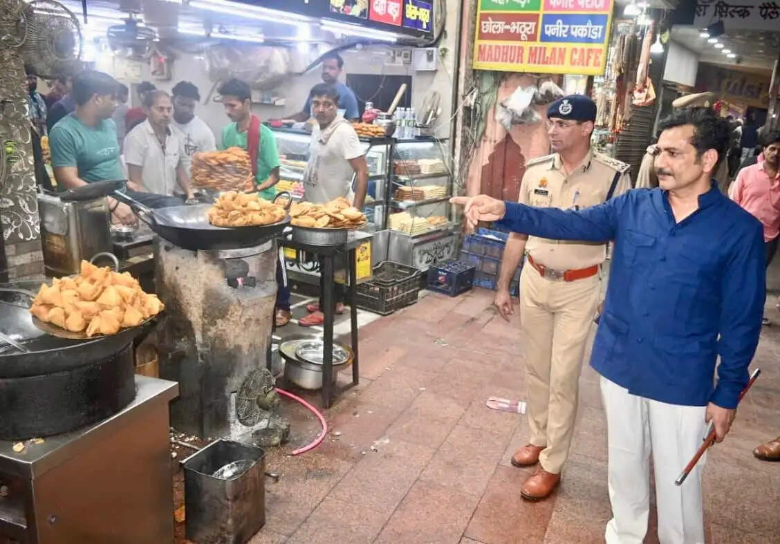 गंगा घाटों पर सुरक्षा का सख्त पहरा: पुलिस आयुक्त मोहित अग्रवाल ने किया पैदल गश्त, 58 नावें सीज़