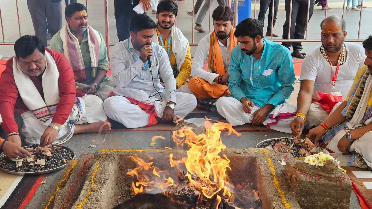 चैत्र नवरात्रि की नवमी तिथि के पावन अवसर पर श्री काशी विश्वनाथ मंदिर में मंदिर न्यास द्वारा विधिवत हवन-पूजन का भव्य आयोजन किया गया। इस दौरान मंदिर परिसर में स्थापित देवी स्वरूप कलश का श्रद्धापूर्वक पूजन कर माँ शक्ति की आराधना की गई।