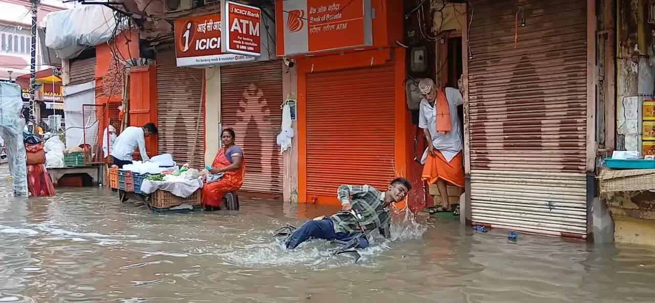 Varanasi flood : बनारस में बाढ़ की आफत, सड़कें और कॉलोनियां पानी-पानी, तस्वीरों में देखिये हालात
