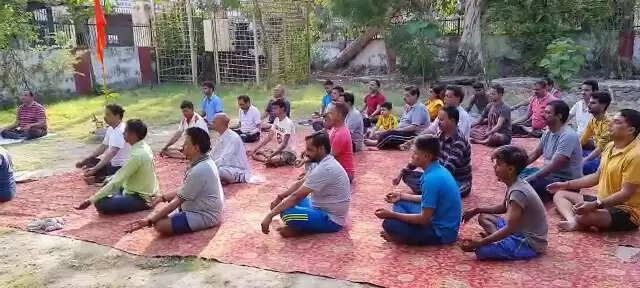 Workers did yoga with BJP Kashi region president on International Yoga Day&nbsp;