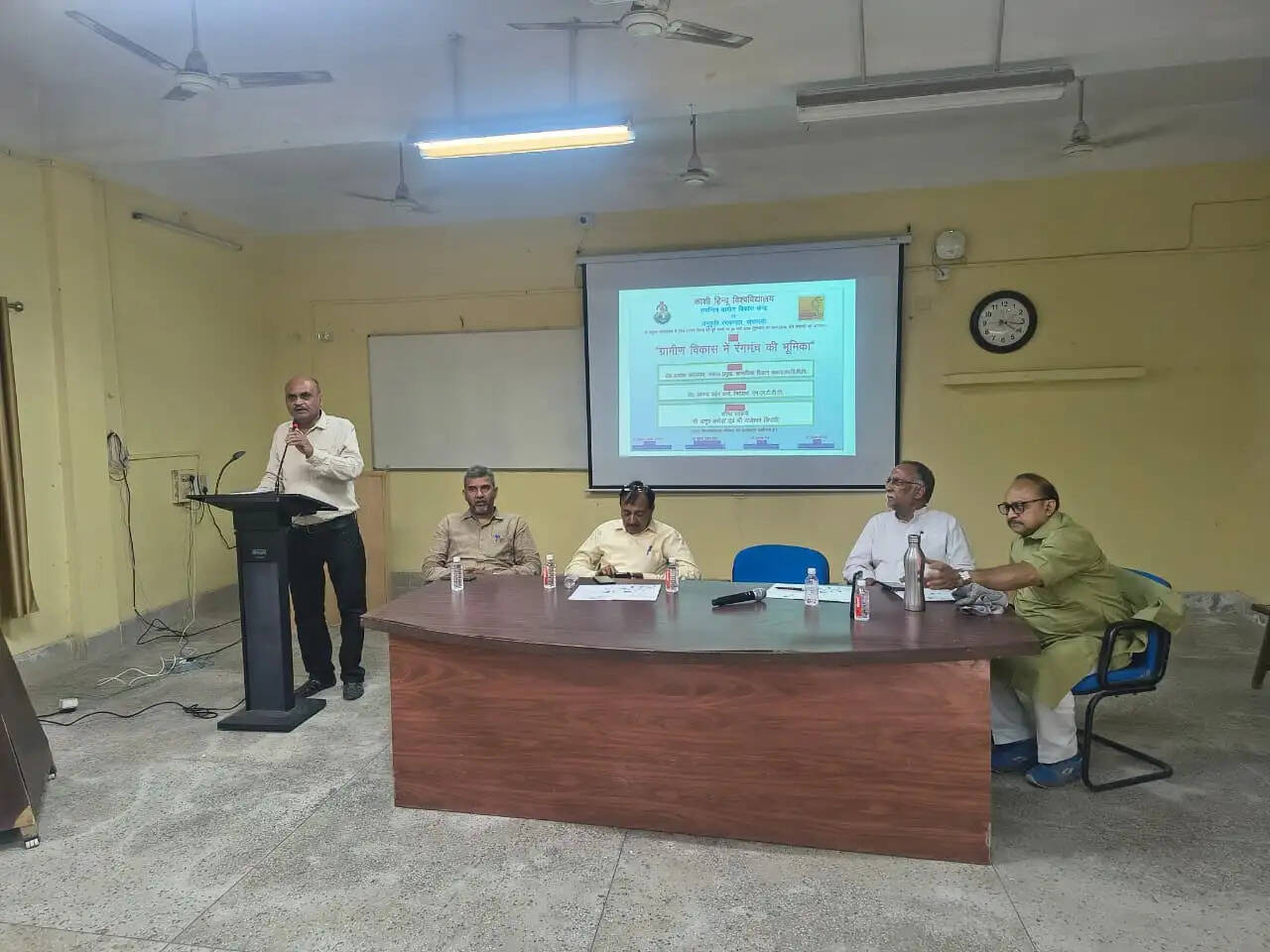 वाराणसी। काशी हिन्दू विश्वविद्यालय (BHU) में विश्व रंगमंच दिवस (27 मार्च) की पूर्व संध्या पर एक महत्वपूर्ण संगोष्ठी का आयोजन किया गया। यह कार्यक्रम सामाजिक विज्ञान संकाय स्थित समन्वित ग्रामीण विकास केन्द्र और अनुकृति रंगमण्डल, वाराणसी के संयुक्त तत्वावधान में आयोजित हुआ। संगोष्ठी का विषय था – “ग्रामीण विकास में रंगमंच की भूमिका”।