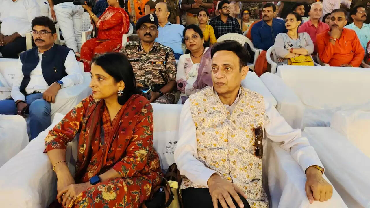 ऑपरेशन सिंदूर को समर्पित रही मां गंगा की महाआरती, 51 हजार दीपों की आभा से जगमगाया दशाश्वमेध घाट, आध्यात्म और राष्ट्रभक्ति का दिखा संगम