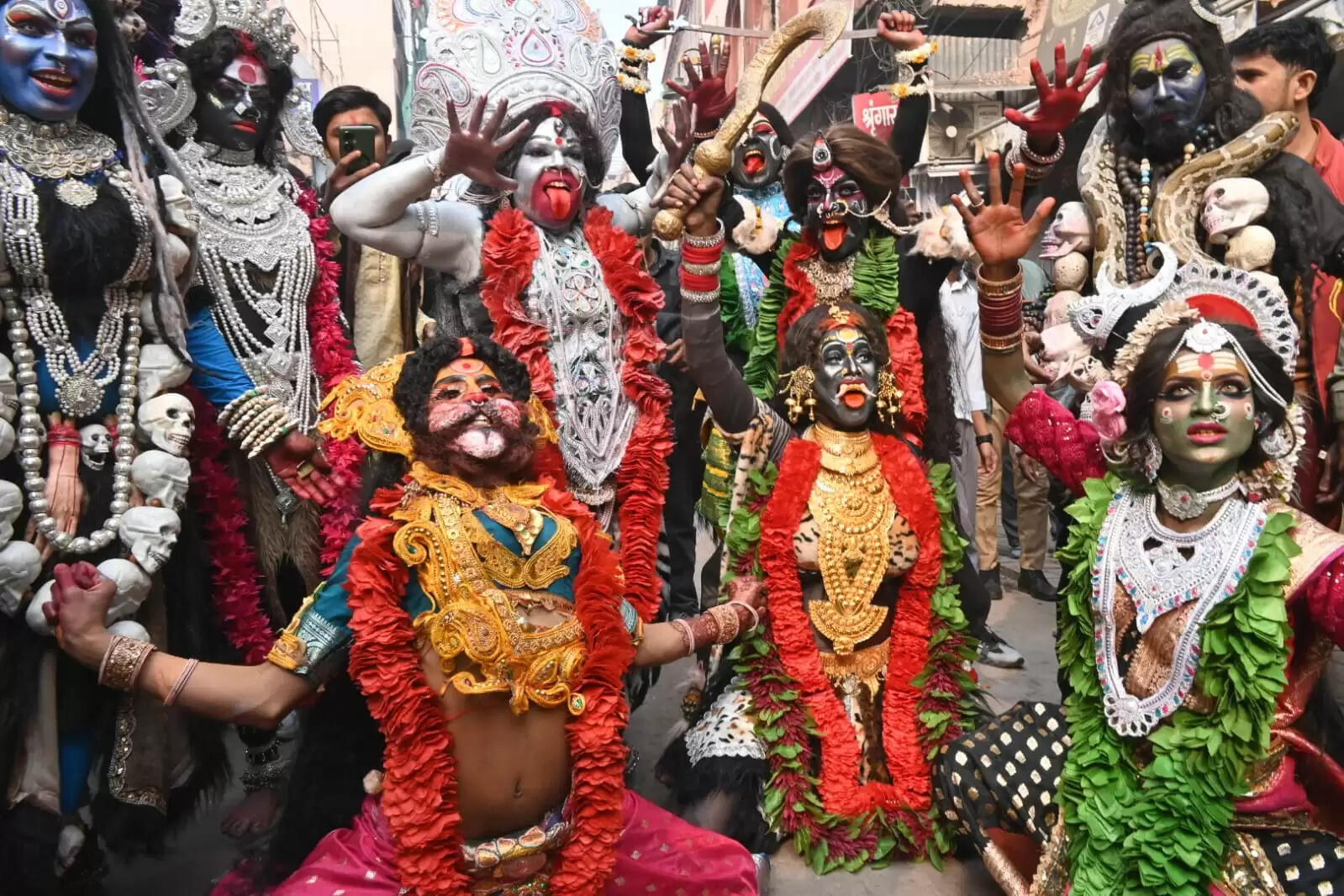 श्री काशी विश्वनाथ धाम की चौथी वर्षगांठ के अवसर पर शिव बारात समिति की ओर से शनिवार को भव्य शोभायात्रा का आयोजन किया गया। शोभायात्रा मैदागिन से प्रारंभ होकर दशाश्वमेध घाट तक निकाली गई, जिसमें शिवभक्तों की भारी भीड़ उमड़ी। डमरू-नगाड़ों की गूंज, हर-हर महादेव के जयघोष और आकर्षक झांकियों ने पूरे मार्ग को भक्तिमय वातावरण से सराबोर कर दिया।