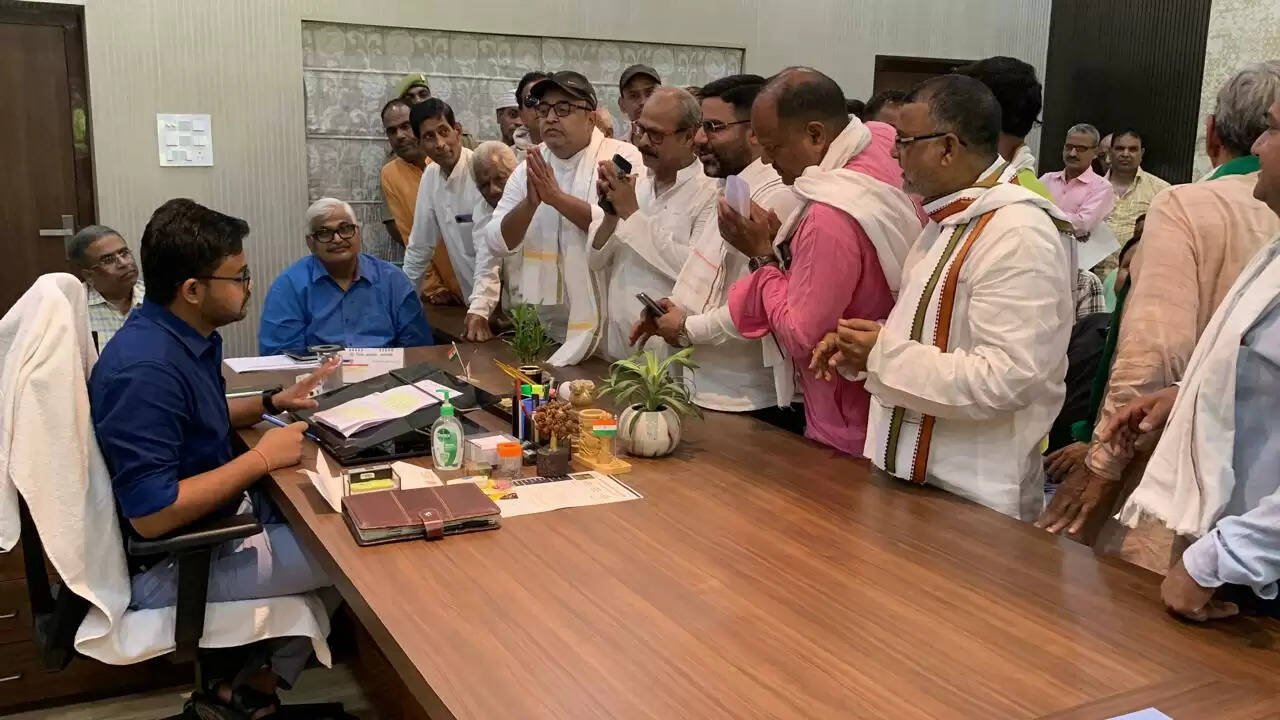 कांग्रेस ने दी चेतावनी : मैदागिन पर राजीव गांधी की प्रतिमा के सामने से होर्डिंग हटाओ, वरना होगा आंदोलन