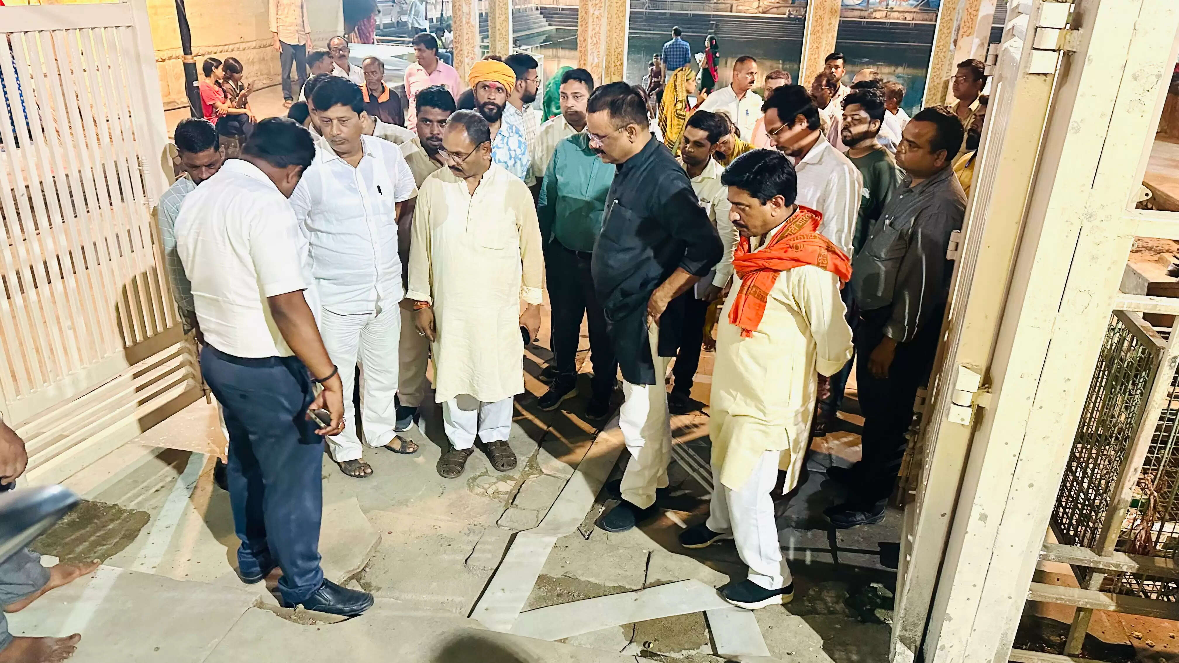 आज शनिवार को वाराणसी के महापौर श्री अशोक कुमार तिवारी ने लक्ष्मी कुंड का निरीक्षण किया। निरीक्षण के दौरान कुंड के आसपास के क्षेत्र में कई खामियां पाई गईं, जिनके तत्काल सुधार के लिए महापौर ने संबंधित अधिकारियों को निर्देश जारी किए