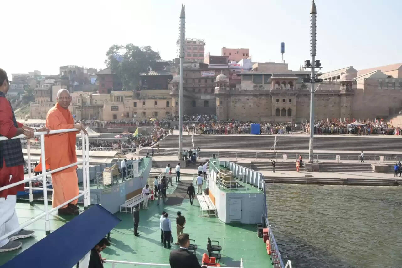 सीएम योगी ने श्री काशी विश्वनाथ धाम में किया दर्शन पूजन