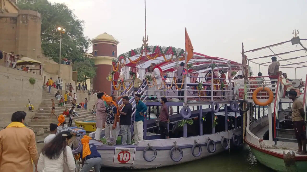 रामनवमी के पावन अवसर पर काशी में निकली विश्व प्रसिद्ध ‘राम कथा मंदाकिनी’ शोभायात्रा ने एक बार फिर आस्था और भक्ति का अद्भुत दृश्य प्रस्तुत किया। गंगा तट पर निकली इस शोभायात्रा में हजारों श्रद्धालुओं की भीड़ उमड़ी और पूरा वातावरण “जय श्रीराम” के जयघोष से गुंजायमान हो उठा। ऐसा प्रतीत हो रहा था मानो स्वयं भगवान श्रीराम भक्तों को दर्शन दे रहे हों।