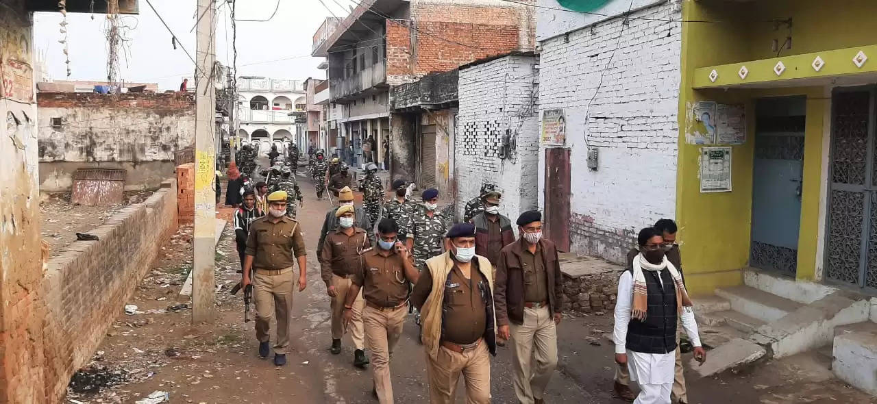 चंदौली : फ्लैग मार्च निकालकर पुलिस व सीआरपीएफ जवानों ने कराया सुरक्षा का एहसास, लोगों से की भयमुक्त होकर मतदान करने की अपील