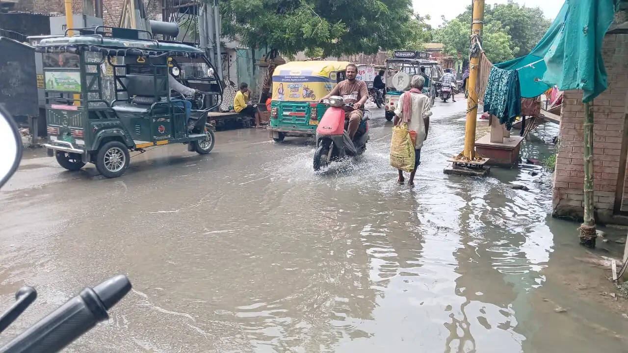 पद्मश्री चौराहे के पास कई दिनों से जलभराव, सड़क पर सीवर का पानी; दुर्गंध से राहगीर परेशान