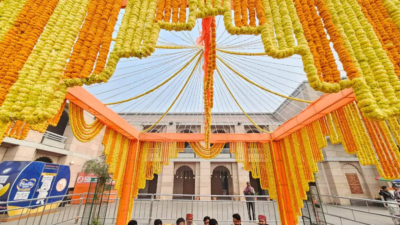 श्री काशी विश्वनाथ धाम के नवीनीकरण की चौथी वर्षगांठ के शुभ अवसर पर शनिवार को विशेष धार्मिक अनुष्ठान का आयोजन किया गया। धाम परिसर में आयोजित इस कार्यक्रम में मंदिर न्यास की ओर से डिप्टी कलेक्टर श्री शंभु शरण ने वैदिक मंत्रोच्चार के साथ हवन–पूजन संपन्न कराया। यह अनुष्ठान 11 वैदिक शास्त्रियों की उपस्थिति में पूर्ण वैदिक विधि से आयोजित किया गया।