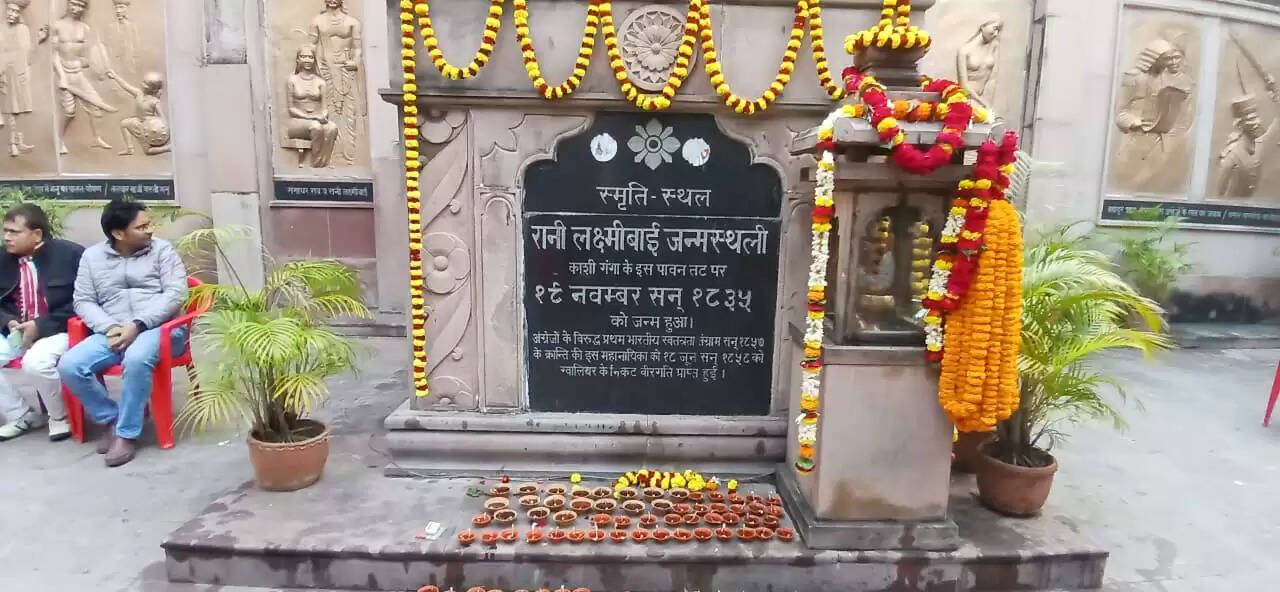 भदैनी स्थित वीरांगना महारानी लक्ष्मीबाई की जन्मस्थली पर रविवार की शाम “एक शाम वीरांगना के नाम” कार्यक्रम का भव्य आयोजन किया गया। यह आयोजन अंतरराष्ट्रीय घाट वॉक विश्वविद्यालय और जागृति फाउंडेशन के संयुक्त तत्वावधान में किया गया, जिसमें बड़ी संख्या में शहर के प्रबुद्ध नागरिक, इतिहास प्रेमी और स्थानीय लोग शामिल हुए।