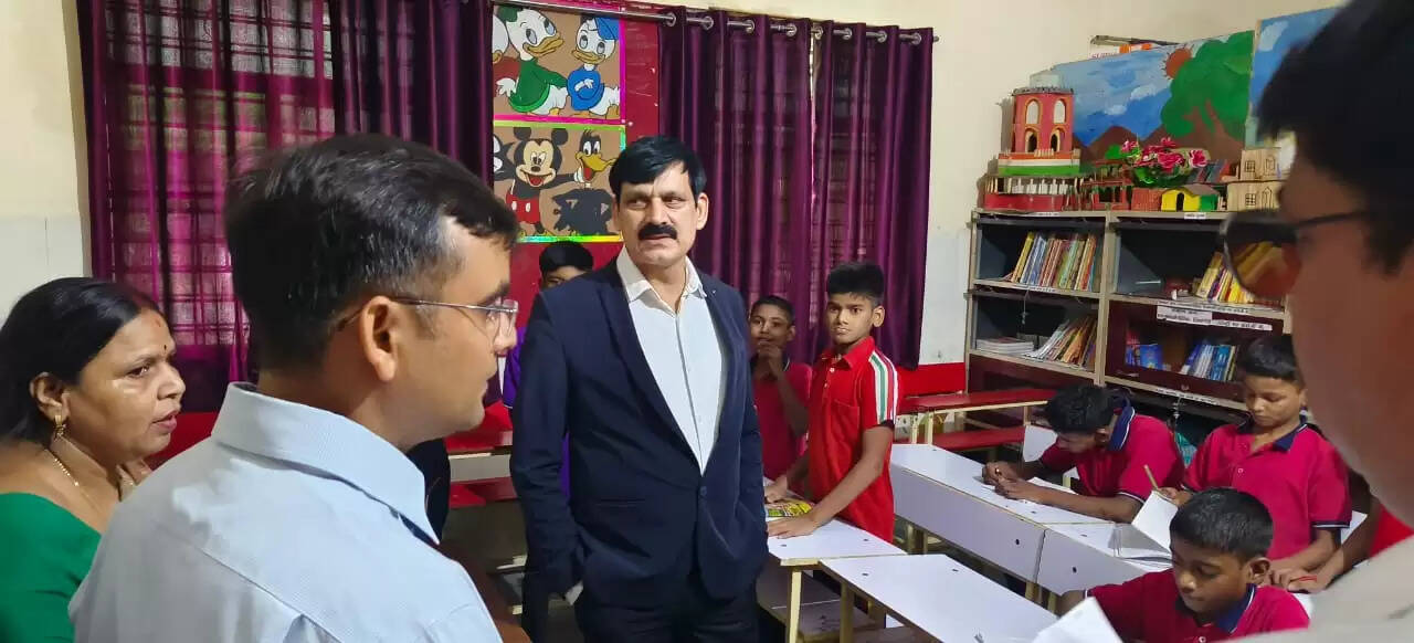 वाराणसी: जिला जज और डीएम ने रामनगर के राजकीय बाल गृहों और सम्प्रेक्षण गृह का किया निरीक्षण, बच्चों की शिक्षा और काउंसिलिंग पर जोर