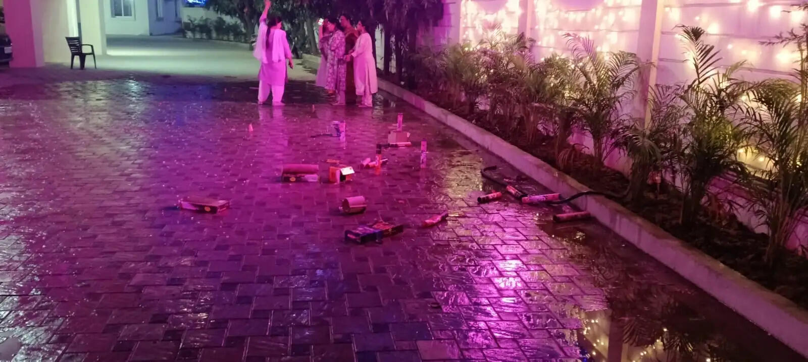 वाराणसी में पटाखों&nbsp;की चिंगारी से 12 मंजिला इमारत और दुकान में लगी भीषण आग, मची अफरातफरी, फायर ब्रिगेड ने पाया काबू&nbsp;