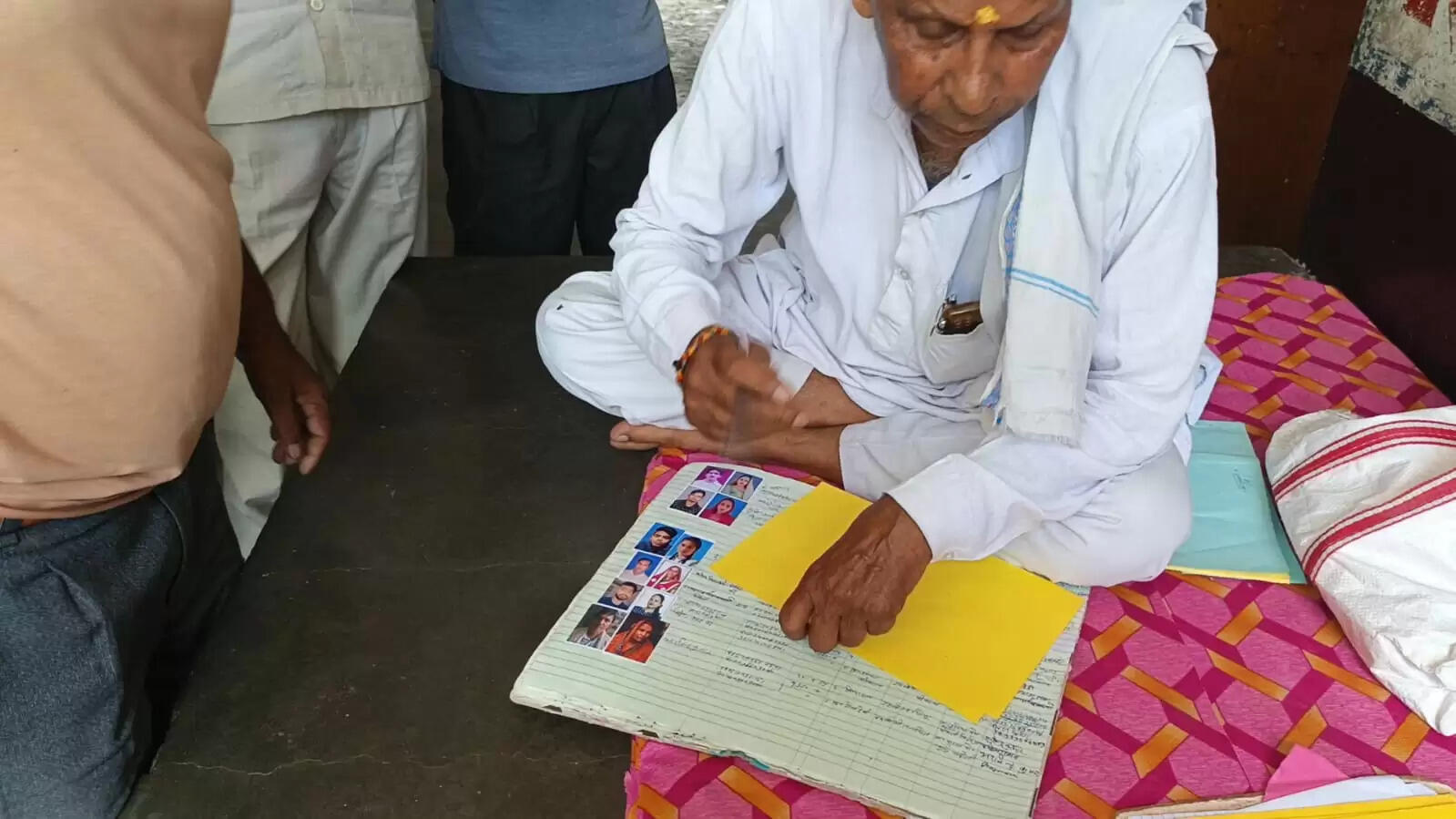 &nbsp;वाराणसी में पति ने पत्नी को प्रेमी के साथ पकड़ा, मंदिर में कराई विधि-विधान से शादी, हो रही चर्चा&nbsp;वाराणसी में पति ने पत्नी को प्रेमी के साथ पकड़ा, मंदिर में कराई विधि-विधान से शादी, हो रही चर्चा