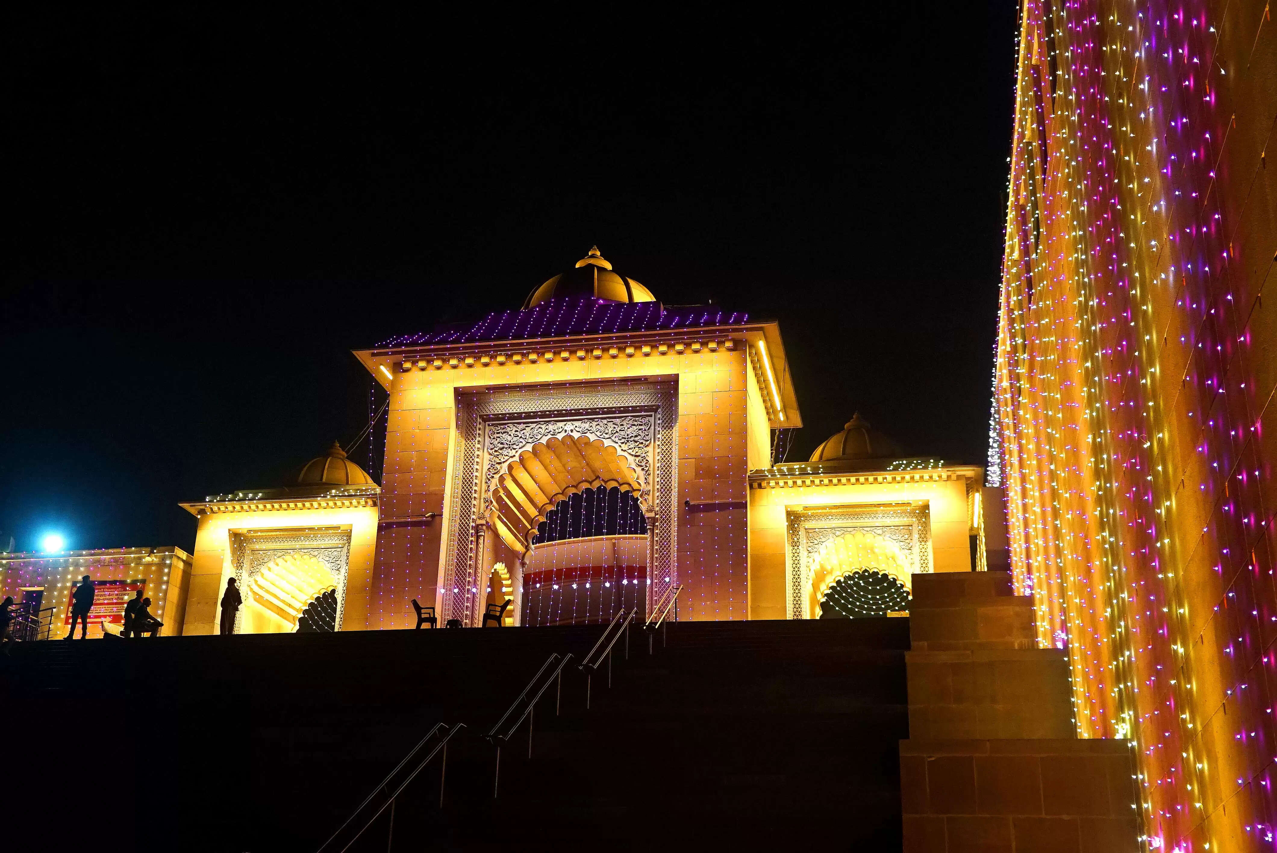 - काशी के घाटों पर 25 लाख से अधिक दीपों से जगमगाएगी दिव्यता - चेत सिंह घाट पर 3डी प्रोजेक्शन लेजर शो में दिखेगा शिव और गंगा का संगम - दशाश्वमेध घाट की महाआरती ‘ऑपरेशन सिंदूर’ को रहेगी समर्पित - 21 कुंतल फूलों और 51 हजार दीपों से सजेगा दशाश्वमेध घाट - काशी विश्वनाथ मंदिर में विशेष पूजा, फूलों और रोशनी से सजेगा दरबार - सुरक्षा के लिए वाराणसी को नो-फ्लाई जोन घोषित, जल पुलिस और एनडीआरएफ मुस्तैद - देव दीपावली की थीम, 'जाति-पंथ अनेक, हम सनातनी एक' - घाटों की रंगोली में दिखेगा नारी सशक्तिकरण और नशा मुक्ति का संदेश - विश्वभर से लाखों श्रद्धालु और पर्यटक पहुंचे देव दीपावली के अद्भुत दर्शन को वाराणसी, 5 नवम्बर। आस्था, श्रद्धा और दिव्यता की त्रिवेणी बुधवार को एक बार फिर काशी के घाटों पर प्रवाहित होगी। उत्तर प्रदेश के मुख्यमंत्री योगी आदित्यनाथ बुधवार को विश्वविख्यात देव दीपावली महोत्सव में शामिल होंगे । कार्तिक पूर्णिमा की पावन संध्या पर गंगा की लहरों पर झिलमिलाते दीपों का अनंत सागर काशी की आत्मा को आलोकित करेगा। यह पर्व न केवल धार्मिक आस्था का प्रतीक है, बल्कि सनातन संस्कृति की जीवंत अभिव्यक्ति भी है। योगी सरकार ने देव दीपावली को भव्य बनाने के लिए व्यापक तैयारियां की हैं। इस वर्ष काशी के घाटों, कुंडों, तालाबों और देवालयों में 25 लाख (10 लाख सरकार की ओर से एवं 15 लाख जन सहभागिता से) दीप प्रज्वलित किए जाएंगे, जिनमें से एक लाख से अधिक दीप गाय के गोबर से निर्मित होंगे। प्रशासन की तैयारियों के साथ ही जनसहभागिता इस आयोजन की विशेषता बनी हुई है। काशी की अद्भुत छटा देखने को उमड़े देशी-विदेशी पर्यटक देव दीपावली के अलौकिक दृश्य को देखने के लिए देश-विदेश से श्रद्धालु और पर्यटक काशी पहुंचे हैं। अनुमान है कि इस बार 25 लाख से अधिक पर्यटक काशी में मौजूद रहेंगे। घाटों, होटलों, गेस्ट हाउसों, नौकाओं और क्रूज़ की अग्रिम बुकिंग पहले ही पूरी हो चुकी है। योगी सरकार ने चेत सिंह घाट पर 3डी प्रोजेक्शन मैपिंग लेजर शो का आयोजन किया है, जिसमें काशी के पौराणिक भवनों पर शिव और गंगा की कथा सहित धर्म, अध्यात्म और इतिहास के संगम को जीवंत रूप में दिखाया जाएगा। इसके साथ ही गंगा पार रेत पर पर्यटक 10 मिनट तक ‘कोरियोग्राफ ग्रीन क्रैकर्स शो’ का आनंद भी ले सकेंगे। सजावट और सुरक्षा के पुख्ता इंतजाम वाराणसी पुलिस और जल पुलिस ने देव दीपावली की सुरक्षा के लिए व्यापक इंतजाम किए हैं। शहर को नो-फ्लाई जोन घोषित किया गया है। बिना अनुमति के ड्रोन, पतंग, पैराग्लाइडर या रिमोट संचालित विमान उड़ाने पर रोक रहेगी। घाटों पर वॉच टावर लगाए गए हैं और सीसीटीवी कैमरों से हर गतिविधि पर नजर रखी जाएगी। गंगा में फ्लोटिंग डिवाइडर से लेन बनाई गई है ताकि नावों का संचालन सुव्यवस्थित हो सके। प्रत्येक पर्यटक के लिए लाइफ जैकेट अनिवार्य की गई है। एनडीआरएफ की टीम, फायर ब्रिगेड, जल पुलिस, चिकित्सक दल और मेडिकल टीमें घाटों पर तैनात हैं। भारी भीड़ को देखते हुए ट्रैफिक डाइवर्जन और पार्किंग व्यवस्था पहले से लागू कर दी गई है। श्री काशी विश्वनाथ मंदिर में भव्य सजावट देव दीपावली के अवसर पर बाबा विश्वनाथ का दरबार विशेष रूप से सजाया गया है। पूरे धाम में फूलों की मालाओं, दीपों और विद्युत सज्जा से अद्भुत वातावरण बना है। ललिता घाट गंगा द्वार को दीपों की मनमोहक श्रृंखला से सजाया गया है। बाबा के दरबार में विशेष पूजा-अर्चना के साथ भक्तों का तांता लगा हुआ है। ‘ऑपरेशन सिंदूर’ को समर्पित दशाश्वमेध घाट का आयोजन इस वर्ष दशाश्वमेध घाट पर होने वाली देव दीपावली महाआरती ‘ऑपरेशन सिंधूर’ को समर्पित रहेगी, जो राष्ट्रीयता और बलिदान का संदेश देगी। गंगा सेवा निधि के अध्यक्ष श्री सुशांत मिश्र के अनुसार, घाट को 21 कुंतल फूलों और 51 हजार दीपों से सजाया जा रहा है। इस अवसर पर कारगिल युद्ध के वीर शहीदों को ‘भगीरथ शौर्य सम्मान’ से सम्मानित किया जाएगा। 21 अर्चक और 42 देव कन्याएं रिद्धि-सिद्धि के रूप में माँ गंगा की महाआरती करेंगी। शंखनाद और डमरुओं की निनाद से घाट गूंज उठेंगे। इस भव्य आयोजन का सीधा प्रसारण संस्था के यूट्यूब चैनल Ganga Aarti Ganga Seva Nidhi पर देखा जा सकेगा। पौराणिक मान्यता और ऐतिहासिक संदर्भ प्रख्यात ज्योतिषाचार्य पंडित ऋषि द्विवेदी बताते हैं कि देव दीपावली का उल्लेख पुराणों में मिलता है। कार्तिक पूर्णिमा के दिन भगवान शिव ने त्रिपुरासुर राक्षस का वध किया था, जिसके उपलक्ष्य में देवताओं ने काशी के घाटों पर दीप जलाकर हर्ष मनाया। तभी से यह परंपरा “देव दीपावली” के रूप में प्रचलित हुई। ऐसी भी मान्यता है कि काशी नरेश ने अपने शहीद सैनिकों की स्मृति में घाटों पर दीप प्रज्वलित करने की परंपरा शुरू की थी। पंचगंगा घाट से प्रारंभ यह परंपरा आज लाखों दीपों के आलोक से संपूर्ण काशी को आलोकित करती है। इस वर्ष की थीम : ‘ऑपरेशन सिंदूर’ और ‘जाति-पंथ अनेक, हम सनातनी एक’ श्री देव दीपावली एवं आरती महासमिति के अध्यक्ष आचार्य वागीश दत्त ने बताया कि इस वर्ष देव दीपावली की थीम ‘ऑपरेशन सिंदूर’, ‘नशा उन्मूलन’ और ‘जाति-पंथ अनेक, हम सनातनी एक’ रखी गई है। इस थीम के अंतर्गत घाटों पर सनातन एकता, नारी शक्तिकरण, नशा मुक्ति और राष्ट्रीय एकता के संदेश को सजावट और रंगोलियों के माध्यम से प्रदर्शित किया जाएगा। भोसले घाट, सिंधिया घाट और राम घाट पर ऑपरेशन सिंदूर की झलक दिखाई देगी। राजघाट के निकट नारी सशक्तिकरण थीम पर विशेष सजावट की गई है। श्रेष्ठ सजावट के लिए प्रथम, द्वितीय और तृतीय पुरस्कार दिए जाएंगे। 56 घाटों पर आरती, आठ किलोमीटर लंबा उत्सव क्षेत्र देव दीपावली का आयोजन इस वर्ष 56 गंगा घाटों पर किया जा रहा है। लगभग आठ किलोमीटर लंबे क्षेत्र में एक साथ दीप प्रज्वलन और आरती की जाएगी। गंगा, वरुणा, गोमती के तटों पर भी दीपोत्सव की अद्भुत झिलमिलाहट देखने को मिलेगी।