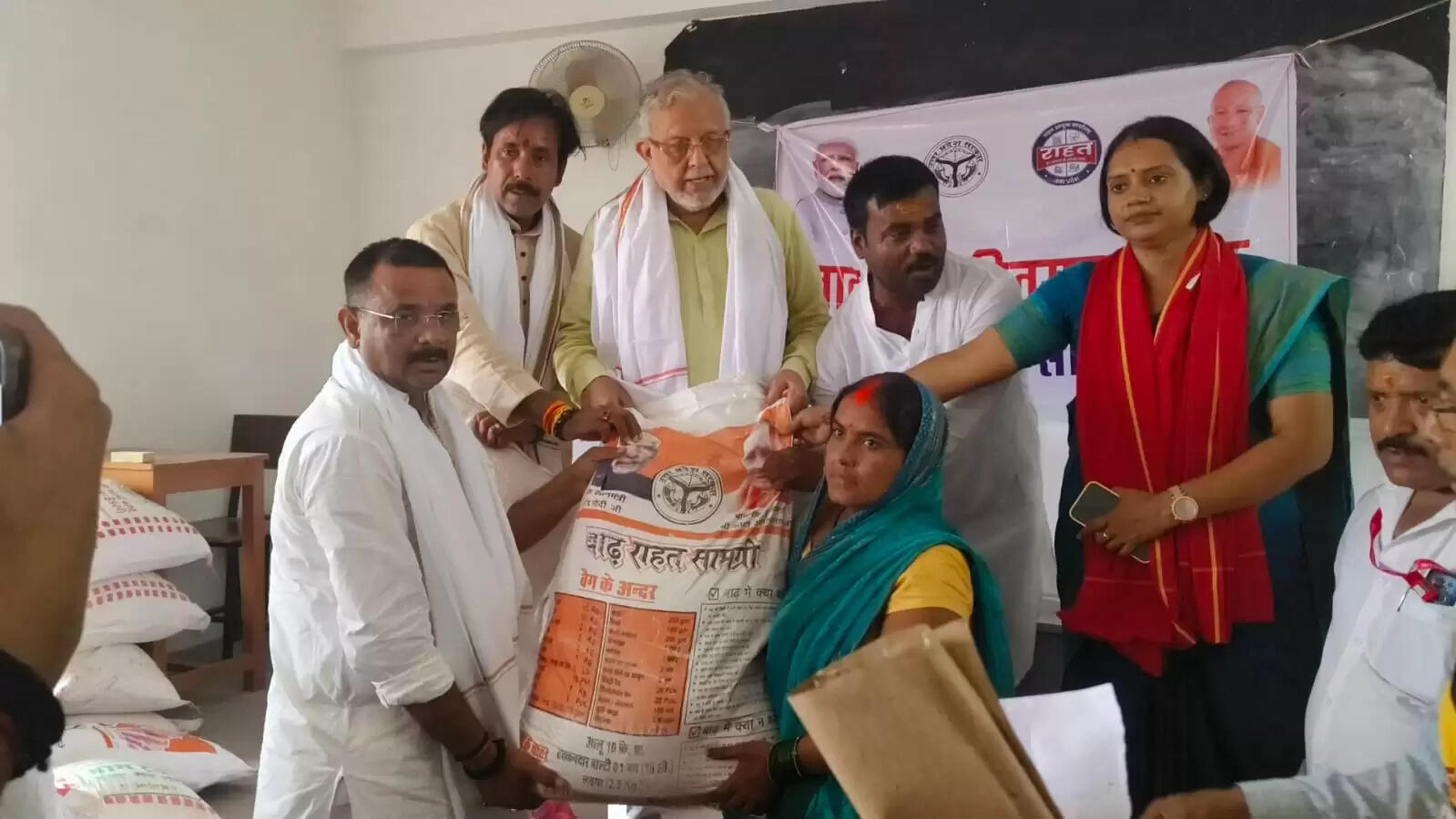 वाराणसी में बाढ़ प्रभावितों के बीच पहुंचे प्रभारी मंत्री सुरेश खन्ना, राहत कार्यों का लिया जायजा