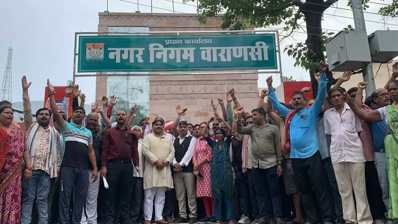 वाराणसी : स्ट्रीट वेंडरों ने नगर निगम का किया घेराव, वेंडिंग जोन निर्धारित करने की मांग