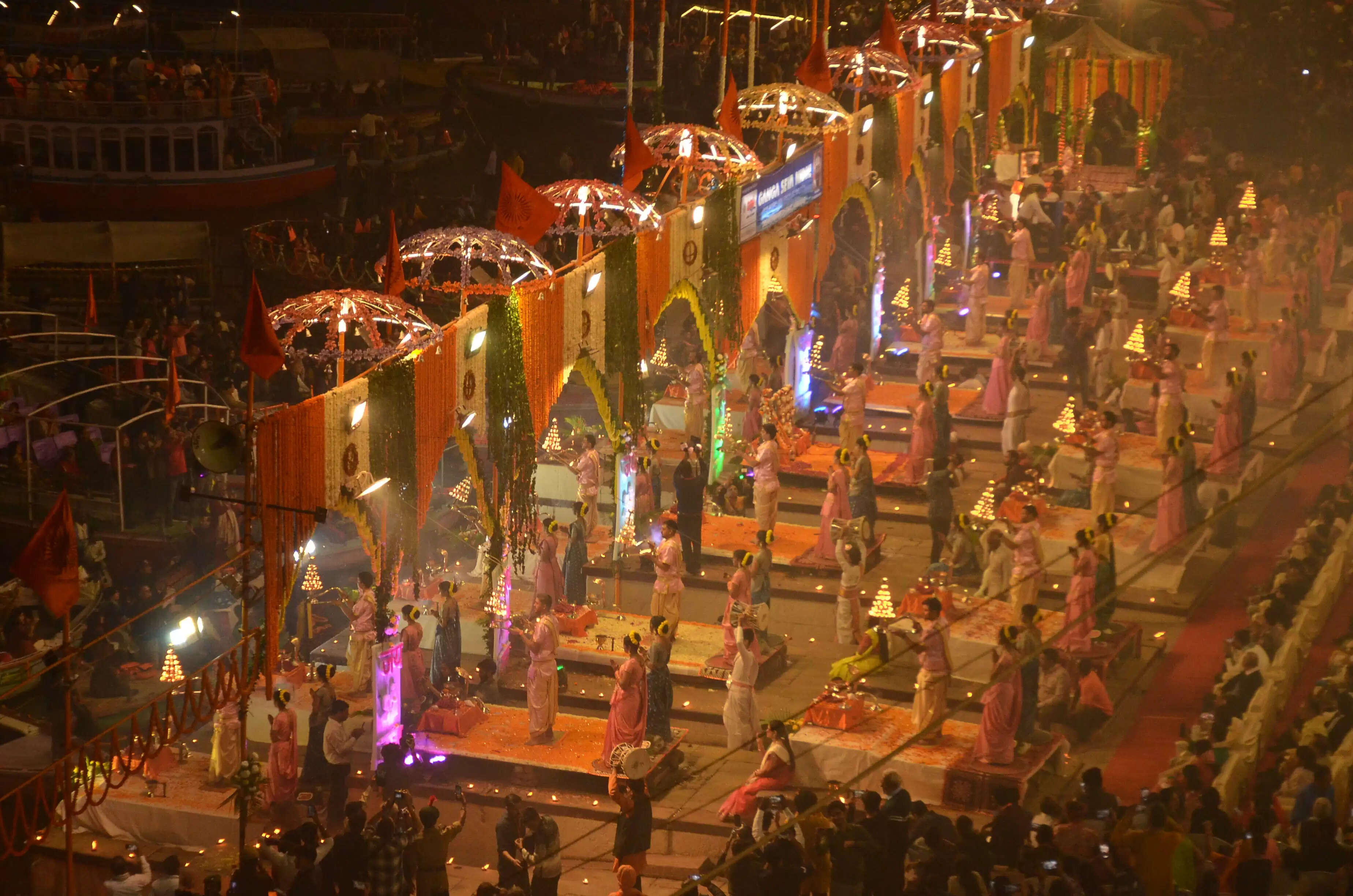 - काशी के घाटों पर 25 लाख से अधिक दीपों से जगमगाएगी दिव्यता - चेत सिंह घाट पर 3डी प्रोजेक्शन लेजर शो में दिखेगा शिव और गंगा का संगम - दशाश्वमेध घाट की महाआरती ‘ऑपरेशन सिंदूर’ को रहेगी समर्पित - 21 कुंतल फूलों और 51 हजार दीपों से सजेगा दशाश्वमेध घाट - काशी विश्वनाथ मंदिर में विशेष पूजा, फूलों और रोशनी से सजेगा दरबार - सुरक्षा के लिए वाराणसी को नो-फ्लाई जोन घोषित, जल पुलिस और एनडीआरएफ मुस्तैद - देव दीपावली की थीम, 'जाति-पंथ अनेक, हम सनातनी एक' - घाटों की रंगोली में दिखेगा नारी सशक्तिकरण और नशा मुक्ति का संदेश - विश्वभर से लाखों श्रद्धालु और पर्यटक पहुंचे देव दीपावली के अद्भुत दर्शन को वाराणसी, 5 नवम्बर। आस्था, श्रद्धा और दिव्यता की त्रिवेणी बुधवार को एक बार फिर काशी के घाटों पर प्रवाहित होगी। उत्तर प्रदेश के मुख्यमंत्री योगी आदित्यनाथ बुधवार को विश्वविख्यात देव दीपावली महोत्सव में शामिल होंगे । कार्तिक पूर्णिमा की पावन संध्या पर गंगा की लहरों पर झिलमिलाते दीपों का अनंत सागर काशी की आत्मा को आलोकित करेगा। यह पर्व न केवल धार्मिक आस्था का प्रतीक है, बल्कि सनातन संस्कृति की जीवंत अभिव्यक्ति भी है। योगी सरकार ने देव दीपावली को भव्य बनाने के लिए व्यापक तैयारियां की हैं। इस वर्ष काशी के घाटों, कुंडों, तालाबों और देवालयों में 25 लाख (10 लाख सरकार की ओर से एवं 15 लाख जन सहभागिता से) दीप प्रज्वलित किए जाएंगे, जिनमें से एक लाख से अधिक दीप गाय के गोबर से निर्मित होंगे। प्रशासन की तैयारियों के साथ ही जनसहभागिता इस आयोजन की विशेषता बनी हुई है। काशी की अद्भुत छटा देखने को उमड़े देशी-विदेशी पर्यटक देव दीपावली के अलौकिक दृश्य को देखने के लिए देश-विदेश से श्रद्धालु और पर्यटक काशी पहुंचे हैं। अनुमान है कि इस बार 25 लाख से अधिक पर्यटक काशी में मौजूद रहेंगे। घाटों, होटलों, गेस्ट हाउसों, नौकाओं और क्रूज़ की अग्रिम बुकिंग पहले ही पूरी हो चुकी है। योगी सरकार ने चेत सिंह घाट पर 3डी प्रोजेक्शन मैपिंग लेजर शो का आयोजन किया है, जिसमें काशी के पौराणिक भवनों पर शिव और गंगा की कथा सहित धर्म, अध्यात्म और इतिहास के संगम को जीवंत रूप में दिखाया जाएगा। इसके साथ ही गंगा पार रेत पर पर्यटक 10 मिनट तक ‘कोरियोग्राफ ग्रीन क्रैकर्स शो’ का आनंद भी ले सकेंगे। सजावट और सुरक्षा के पुख्ता इंतजाम वाराणसी पुलिस और जल पुलिस ने देव दीपावली की सुरक्षा के लिए व्यापक इंतजाम किए हैं। शहर को नो-फ्लाई जोन घोषित किया गया है। बिना अनुमति के ड्रोन, पतंग, पैराग्लाइडर या रिमोट संचालित विमान उड़ाने पर रोक रहेगी। घाटों पर वॉच टावर लगाए गए हैं और सीसीटीवी कैमरों से हर गतिविधि पर नजर रखी जाएगी। गंगा में फ्लोटिंग डिवाइडर से लेन बनाई गई है ताकि नावों का संचालन सुव्यवस्थित हो सके। प्रत्येक पर्यटक के लिए लाइफ जैकेट अनिवार्य की गई है। एनडीआरएफ की टीम, फायर ब्रिगेड, जल पुलिस, चिकित्सक दल और मेडिकल टीमें घाटों पर तैनात हैं। भारी भीड़ को देखते हुए ट्रैफिक डाइवर्जन और पार्किंग व्यवस्था पहले से लागू कर दी गई है। श्री काशी विश्वनाथ मंदिर में भव्य सजावट देव दीपावली के अवसर पर बाबा विश्वनाथ का दरबार विशेष रूप से सजाया गया है। पूरे धाम में फूलों की मालाओं, दीपों और विद्युत सज्जा से अद्भुत वातावरण बना है। ललिता घाट गंगा द्वार को दीपों की मनमोहक श्रृंखला से सजाया गया है। बाबा के दरबार में विशेष पूजा-अर्चना के साथ भक्तों का तांता लगा हुआ है। ‘ऑपरेशन सिंदूर’ को समर्पित दशाश्वमेध घाट का आयोजन इस वर्ष दशाश्वमेध घाट पर होने वाली देव दीपावली महाआरती ‘ऑपरेशन सिंधूर’ को समर्पित रहेगी, जो राष्ट्रीयता और बलिदान का संदेश देगी। गंगा सेवा निधि के अध्यक्ष श्री सुशांत मिश्र के अनुसार, घाट को 21 कुंतल फूलों और 51 हजार दीपों से सजाया जा रहा है। इस अवसर पर कारगिल युद्ध के वीर शहीदों को ‘भगीरथ शौर्य सम्मान’ से सम्मानित किया जाएगा। 21 अर्चक और 42 देव कन्याएं रिद्धि-सिद्धि के रूप में माँ गंगा की महाआरती करेंगी। शंखनाद और डमरुओं की निनाद से घाट गूंज उठेंगे। इस भव्य आयोजन का सीधा प्रसारण संस्था के यूट्यूब चैनल Ganga Aarti Ganga Seva Nidhi पर देखा जा सकेगा। पौराणिक मान्यता और ऐतिहासिक संदर्भ प्रख्यात ज्योतिषाचार्य पंडित ऋषि द्विवेदी बताते हैं कि देव दीपावली का उल्लेख पुराणों में मिलता है। कार्तिक पूर्णिमा के दिन भगवान शिव ने त्रिपुरासुर राक्षस का वध किया था, जिसके उपलक्ष्य में देवताओं ने काशी के घाटों पर दीप जलाकर हर्ष मनाया। तभी से यह परंपरा “देव दीपावली” के रूप में प्रचलित हुई। ऐसी भी मान्यता है कि काशी नरेश ने अपने शहीद सैनिकों की स्मृति में घाटों पर दीप प्रज्वलित करने की परंपरा शुरू की थी। पंचगंगा घाट से प्रारंभ यह परंपरा आज लाखों दीपों के आलोक से संपूर्ण काशी को आलोकित करती है। इस वर्ष की थीम : ‘ऑपरेशन सिंदूर’ और ‘जाति-पंथ अनेक, हम सनातनी एक’ श्री देव दीपावली एवं आरती महासमिति के अध्यक्ष आचार्य वागीश दत्त ने बताया कि इस वर्ष देव दीपावली की थीम ‘ऑपरेशन सिंदूर’, ‘नशा उन्मूलन’ और ‘जाति-पंथ अनेक, हम सनातनी एक’ रखी गई है। इस थीम के अंतर्गत घाटों पर सनातन एकता, नारी शक्तिकरण, नशा मुक्ति और राष्ट्रीय एकता के संदेश को सजावट और रंगोलियों के माध्यम से प्रदर्शित किया जाएगा। भोसले घाट, सिंधिया घाट और राम घाट पर ऑपरेशन सिंदूर की झलक दिखाई देगी। राजघाट के निकट नारी सशक्तिकरण थीम पर विशेष सजावट की गई है। श्रेष्ठ सजावट के लिए प्रथम, द्वितीय और तृतीय पुरस्कार दिए जाएंगे। 56 घाटों पर आरती, आठ किलोमीटर लंबा उत्सव क्षेत्र देव दीपावली का आयोजन इस वर्ष 56 गंगा घाटों पर किया जा रहा है। लगभग आठ किलोमीटर लंबे क्षेत्र में एक साथ दीप प्रज्वलन और आरती की जाएगी। गंगा, वरुणा, गोमती के तटों पर भी दीपोत्सव की अद्भुत झिलमिलाहट देखने को मिलेगी।