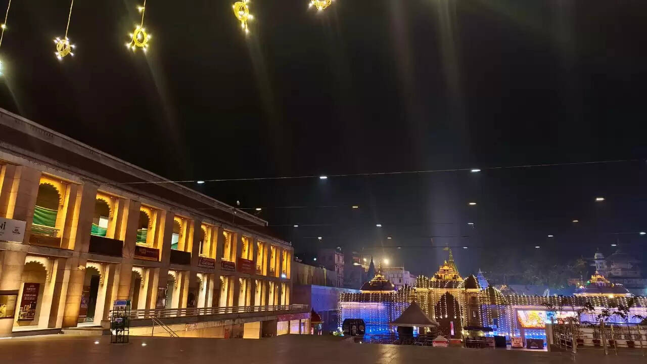 चौथे वर्षगांठ से पहले रोशनी से सराबोर हुआ काशी विश्वनाथ धाम, भव्य सजावट देखने उमड़ रहे भक्त