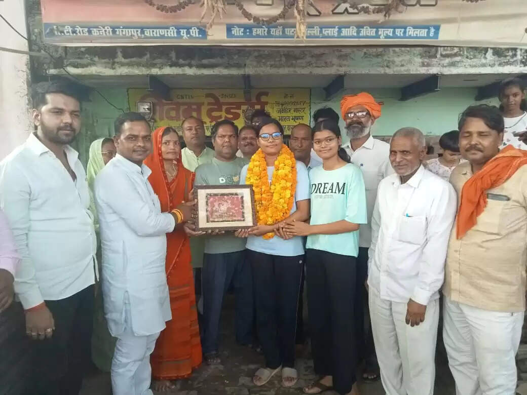 रोहनिया विधायक ने एमबीबीएस की परीक्षा उत्तीर्ण करने वाली किसान की बेटी को किया सम्मानित