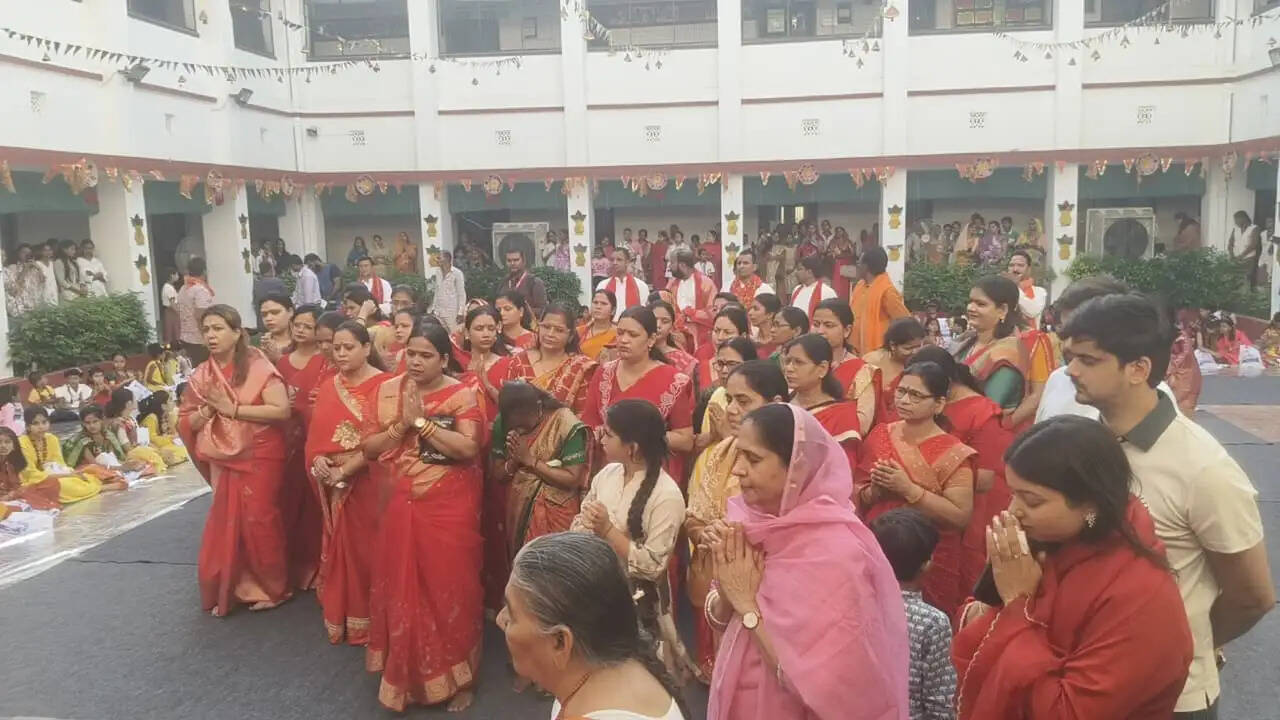 रवींद्रपुरी स्थित गोपी राधा प्राइमरी स्कूल