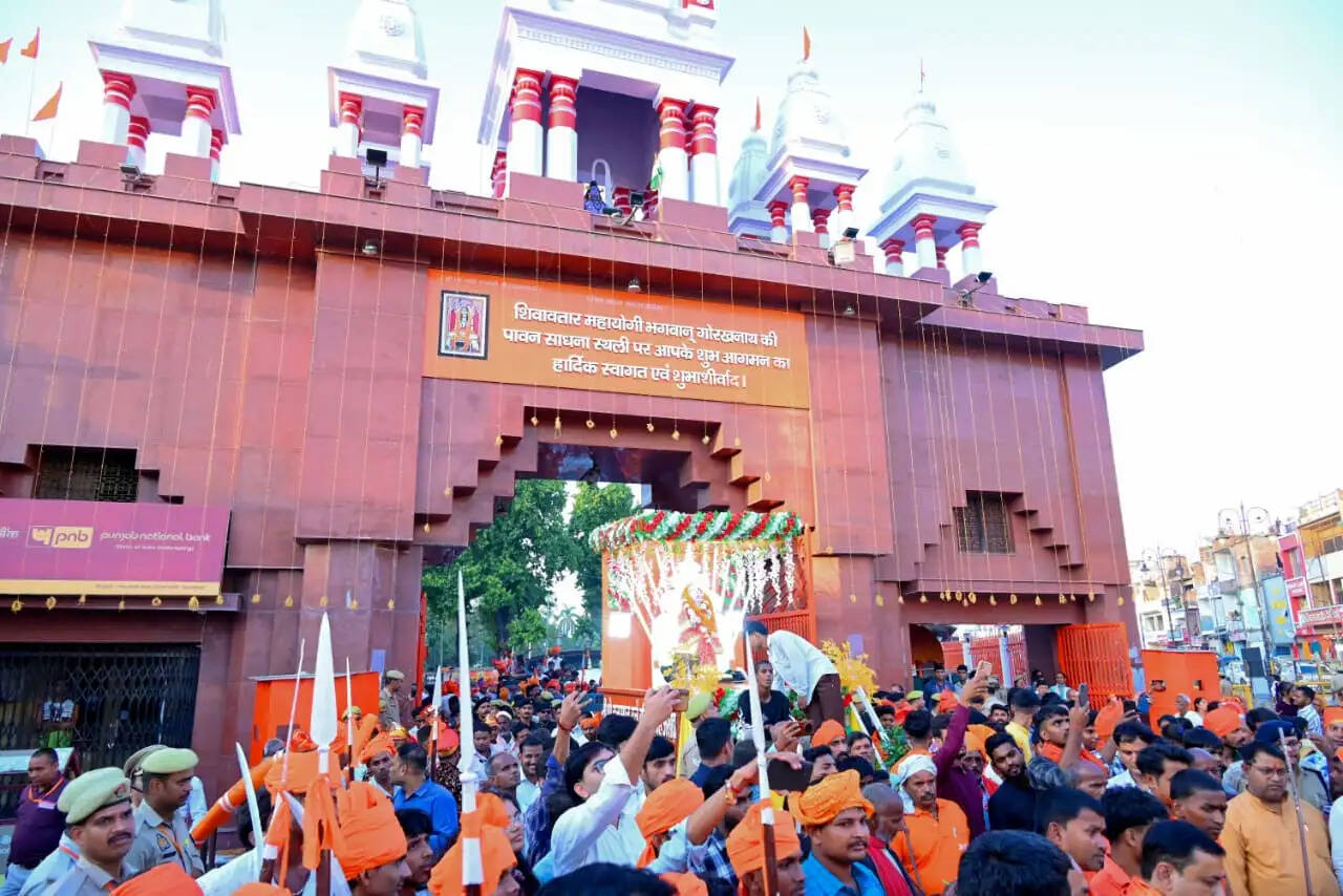 दिव्य आभा के साथ निकली गोरक्षपीठाधीश्वर की विजयादशमी शोभायात्रा&nbsp;