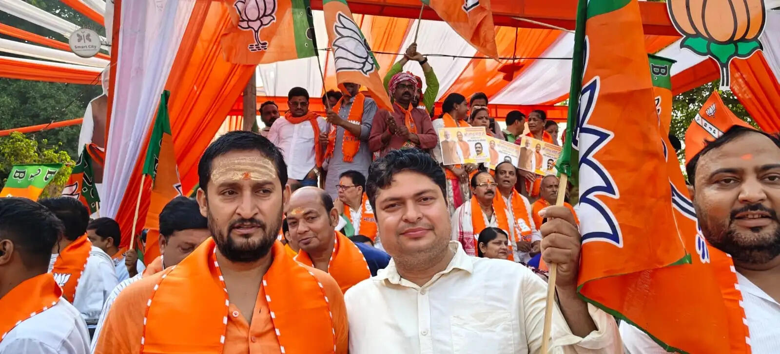 नारी वंदन सम्मेलन में काशी के जीआई क्राफ्ट से मातृशक्ति ने प्रधानमंत्री मोदी का किया अभिनंदन  https://livevns.news/Top-Headlines/matrishakti-felicitates-pm-modi-with-gi-craft-of-kashi-at/cid18585998.htm