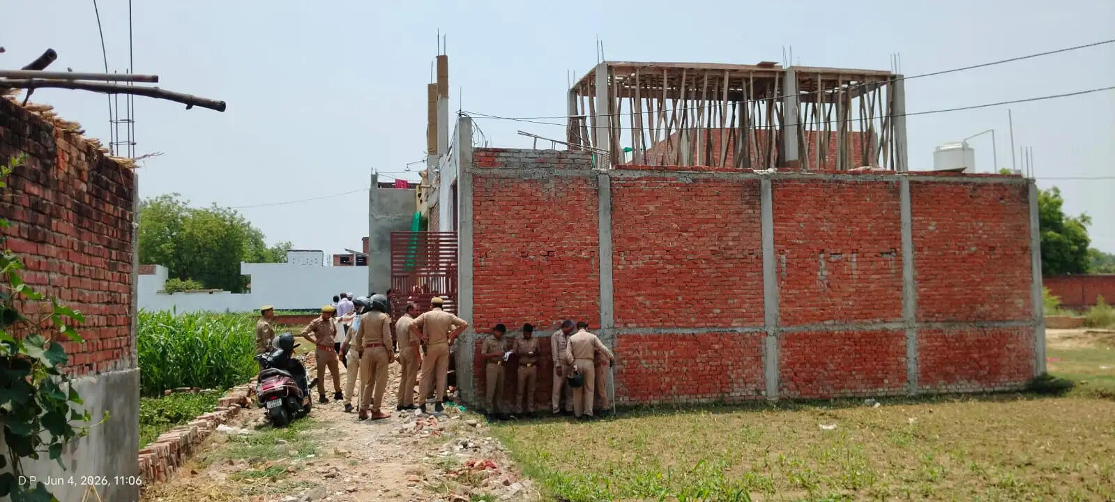 चोलापुर थाना क्षेत्र में बुधवार को दो अलग-अलग स्थानों पर दो युवकों के शव मिलने से सनसनी फैल गई। एक शव हरिश्चंद्र कॉलेज की बाउंड्री के पास मिला, जबकि दूसरा शव पास के ही एक घर के बाथरूम से बरामद किया गया। दो शव मिलने की सूचना के बाद पूरे इलाके में हड़कंप मच गया और बड़ी संख्या में लोग घटनास्थल के आसपास जुट गए।