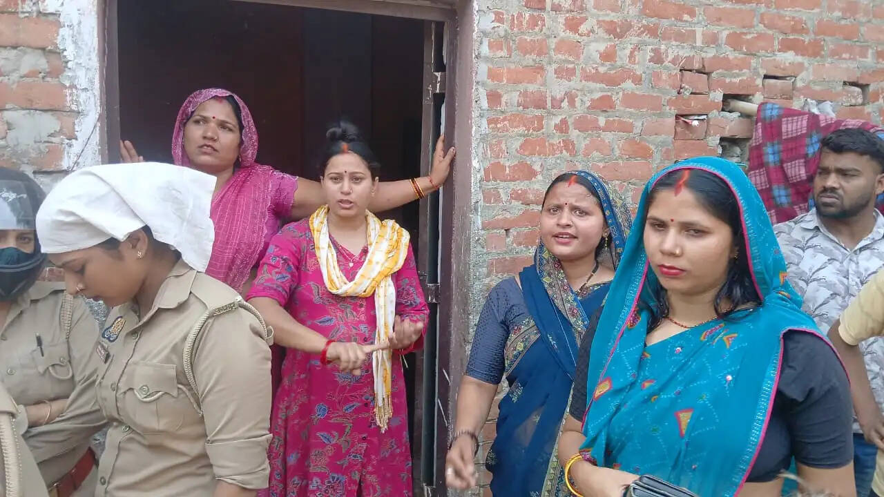 अवलेशपुर में गरजा बुलडोजर, अतिक्रमण हटाने पहुंची टीम तो महिलाओं ने मिठाई-पानी देकर जताया विरोध